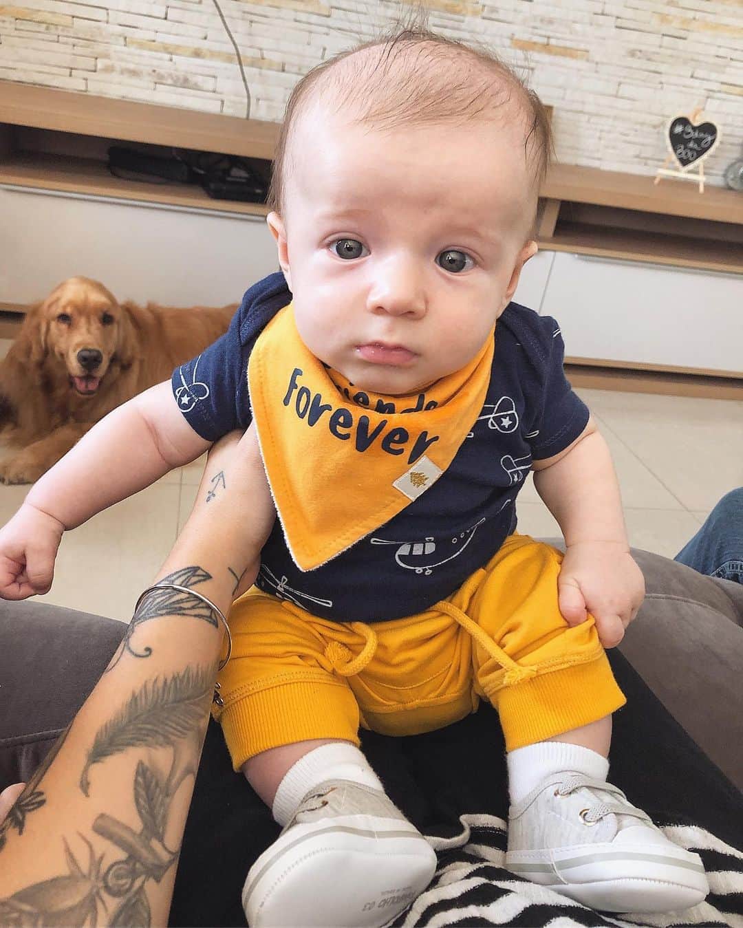 Bruna Unzuetaのインスタグラム：「Um bebê super cool e fashion passando na sua timeline ✨💛 #babyoliveru」