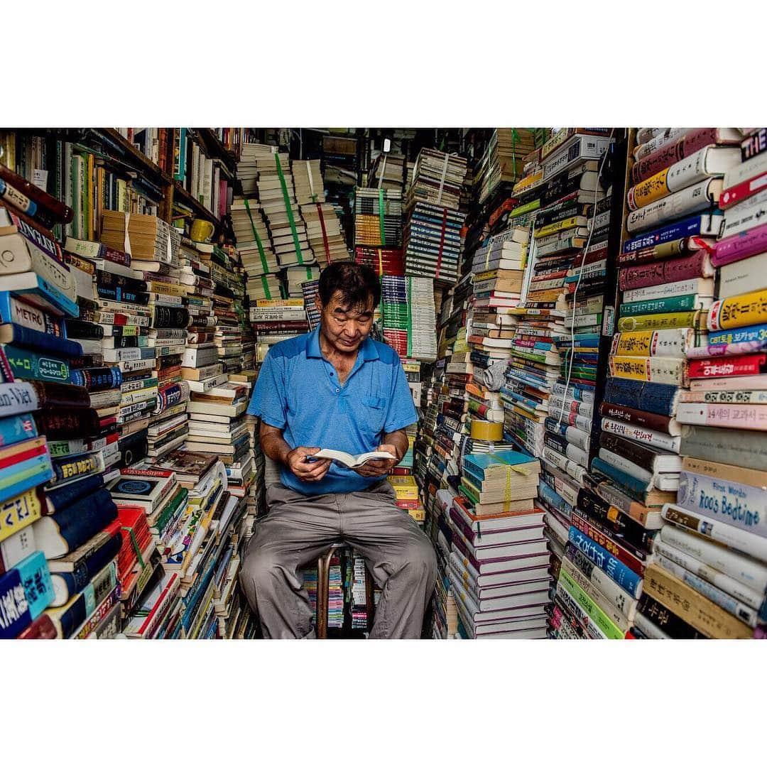 スティーブ・マカリーさんのインスタグラム写真 - (スティーブ・マカリーInstagram)「"I always imagined that Paradise would be a kind of library." -Jorge Luis Borges 1st image: #Karelia, #Russia, 2013. 2nd image: #Assisi, #Umbria, #Italy, 2014. 3rd image: #SouthKorea, 2017. 4th image: #SouthKorea, 2016. 5th image: #Havana, #Cuba, 2015. 6th image: Lucia sailing from #Shanghai to #HongKong, #China, 2019.」5月1日 3時02分 - stevemccurryofficial