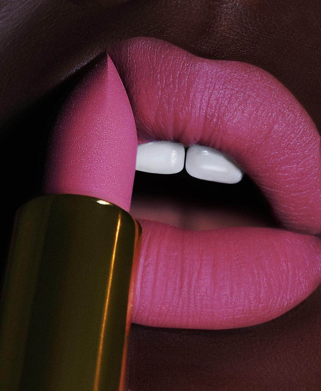 パット・マグラスさんのインスタグラム写真 - (パット・マグラスInstagram)「‘POLAROID PINK’ ⚡️⚡️⚡️Get the most picture perfect pout with the mid-tone blue pink #MatteTrance Lipstick shade ‘POLAROID PINK’ ⚡️⚡️⚡ Available NOW at PATMcGRATH.COM!  CAMERA READY LIPS by @rebellebeautyx」5月1日 3時22分 - patmcgrathreal