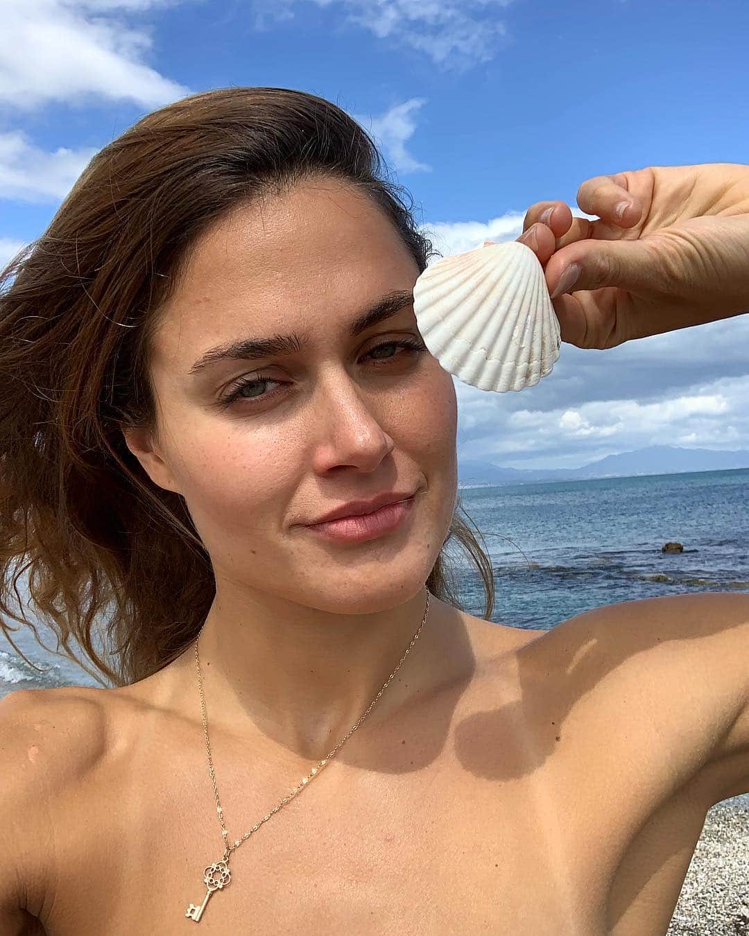 ズザンナ・ヤカボスのインスタグラム：「do you collect shells?」