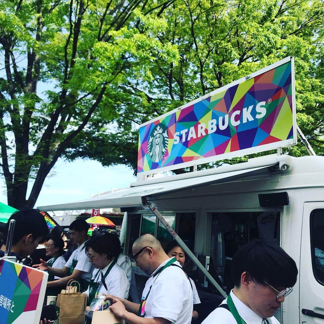 東小雪のインスタグラム：「スターバックスさん @starbucks_j @starbucks の限定タンブラーとリボン、今年はゲットできました！ やった！ 「ブログ読んでいます、頑張ってください」とお声がけいただき、本当に嬉しかったです。ありがとうございます😊 #TRP2019 #tokyorainbowpride #東京レインボープライド #スターバックス #happypride #nofilter #タンブラー可愛い #タンブラー #タンブラー大好き #スターバックス大好き」