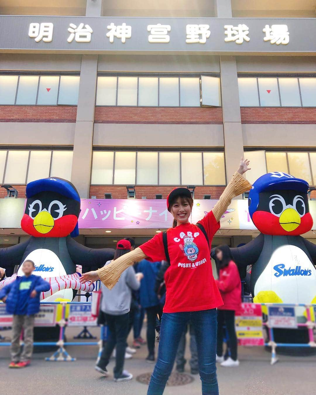 松中みなみさんのインスタグラム写真 - (松中みなみInstagram)「昨日は ⚾️平成最後の神宮球場⚾️ ・ ヤクルトvs.カープを ちーちゃんと観戦🎈✨✨ ・ ・ 残念ながらCARP負けちゃったけど、 この瞬間を一緒に過ごせて嬉しかった❤️ ・ さよなら、平成の神宮球場👋 令和になってもたくさん観に行こう⚾️ ・ ・ あ❤️球場内で売ってる家系ラーメン#せい家 美味しかったよ😋🍜 ・ ・ ・ #平成最後の #神宮球場 #カープ戦  #広島東洋カープ #カープ #カープ女子 #野球女子  #球場グルメ #家系ラーメン #🍜 #gogoラーメン  #ありがとう平成」4月30日 18時49分 - minami_matsunaka