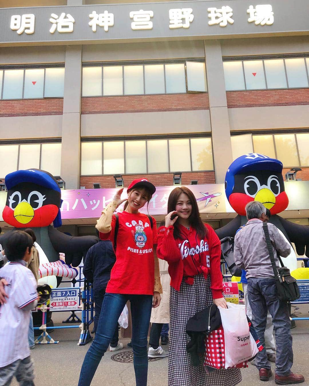 松中みなみさんのインスタグラム写真 - (松中みなみInstagram)「昨日は ⚾️平成最後の神宮球場⚾️ ・ ヤクルトvs.カープを ちーちゃんと観戦🎈✨✨ ・ ・ 残念ながらCARP負けちゃったけど、 この瞬間を一緒に過ごせて嬉しかった❤️ ・ さよなら、平成の神宮球場👋 令和になってもたくさん観に行こう⚾️ ・ ・ あ❤️球場内で売ってる家系ラーメン#せい家 美味しかったよ😋🍜 ・ ・ ・ #平成最後の #神宮球場 #カープ戦  #広島東洋カープ #カープ #カープ女子 #野球女子  #球場グルメ #家系ラーメン #🍜 #gogoラーメン  #ありがとう平成」4月30日 18時49分 - minami_matsunaka