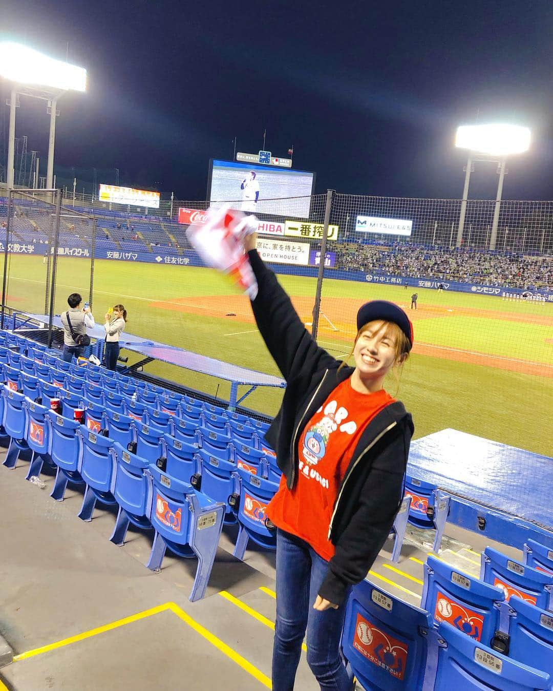 松中みなみさんのインスタグラム写真 - (松中みなみInstagram)「昨日は ⚾️平成最後の神宮球場⚾️ ・ ヤクルトvs.カープを ちーちゃんと観戦🎈✨✨ ・ ・ 残念ながらCARP負けちゃったけど、 この瞬間を一緒に過ごせて嬉しかった❤️ ・ さよなら、平成の神宮球場👋 令和になってもたくさん観に行こう⚾️ ・ ・ あ❤️球場内で売ってる家系ラーメン#せい家 美味しかったよ😋🍜 ・ ・ ・ #平成最後の #神宮球場 #カープ戦  #広島東洋カープ #カープ #カープ女子 #野球女子  #球場グルメ #家系ラーメン #🍜 #gogoラーメン  #ありがとう平成」4月30日 18時49分 - minami_matsunaka