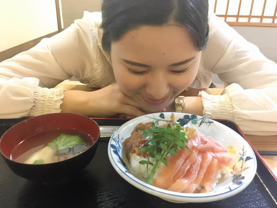 宮本佳奈さんのインスタグラム写真 - (宮本佳奈Instagram)「平成最後の今日、皆さんはどう過ごされましたか？✨ ・ 私は仕事終わりに三股町へドライブに行ってきました🚘 ・ 1枚目 幸せを導く鐘を鳴らしたり ・ 2,3枚目 シャクナゲの花を眺めたり ・ 4,5枚目 美味しいものを食べたり ・ 雨の中でしたが満喫してきました💕 ・ 今日いただいたのはヤマメのいくらや刺身などが載った丼とお吸い物でした🍽 ・ 私が3年間住んでいた五ヶ瀬町でも、毎年おいしいヤマメをいただいていたことを思い出しました😊 ・ また食べに行きたいな〜❤️ ・ 令和も平和で素敵な時代になりますように✨ ・ #仕事終わり #ドライブ #三股町 #シャクナゲ #ヤマメ #山女 #イクラ #五ヶ瀬町 #幸せを導く鐘 #全部で #7つ #ありました #ちゃんと全部鳴らしました #また食べる #食べてばっかり #花より団子？ #いえいえ #花も団子も」4月30日 18時57分 - mrt.miyamoto