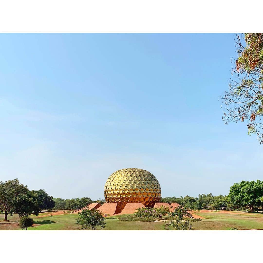 大田由香梨さんのインスタグラム写真 - (大田由香梨Instagram)「「Matrimandir」の中へ入ってきました☺️🙌🏻 この建築物をWeb上で始めて見て、Aurovilleの事を知り、この場所に辿り着きました。  公園の中や内部は撮影不可だったので、遠くからの写真ですが、  言葉にならない。 感動しかありませんでした。  庭園の美しさ、花々の香り、水のせせらぎ、花びらにあるMeditation Room、そして、中心部から中へ。。。。 まるで宇宙を旅してきたような場所でした🌸  生きている間に、この場所に来れたことを本当に嬉しく思ったし、想像を遥かに超える一瞬。人生で、こんなに深い時間ってなかった😑🙏🏻🌏 また、時間ができたら、必ずこの場所に戻ってこようと思います☺️🙏🏻 #50年前の設計 #NostalgicFuture #インドの深さ #圧巻でした #唯一無二 😑🙏🏻 #architect #Design  #Matrimandir #meditation #thefutureofworld #宇宙 #Divine #MOTHER  #TheEarth #Ecovillage #auroville #本物 #知らない事がまだまだあるわね」4月30日 18時50分 - otayukari