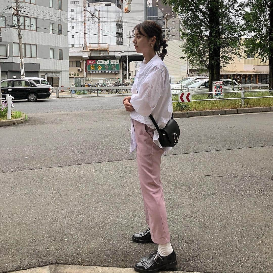 青野未来 / MikuAonoさんのインスタグラム写真 - (青野未来 / MikuAonoInstagram)「. . この間買ってもらったbag♡  やっぱり可愛い〜🥺✨. . 平成最後の日は大好きな友達と大爆笑の日でした😊✨ . .  #fashion #wear #ootd  #coordinate  #コーデ#きょコ#いつコ#私服 #コーディネート#大人カジュアル #instafashion#アラサーコーデ #プチプラ#プチプラコーデ #春コーデ#スナップミー #ママコーデ#ママファッション #mamagirl#ママガール #hugmug#ハグマグ #ミアマスビン#miamasvin #フィリップリム」4月30日 19時05分 - miiikunkun