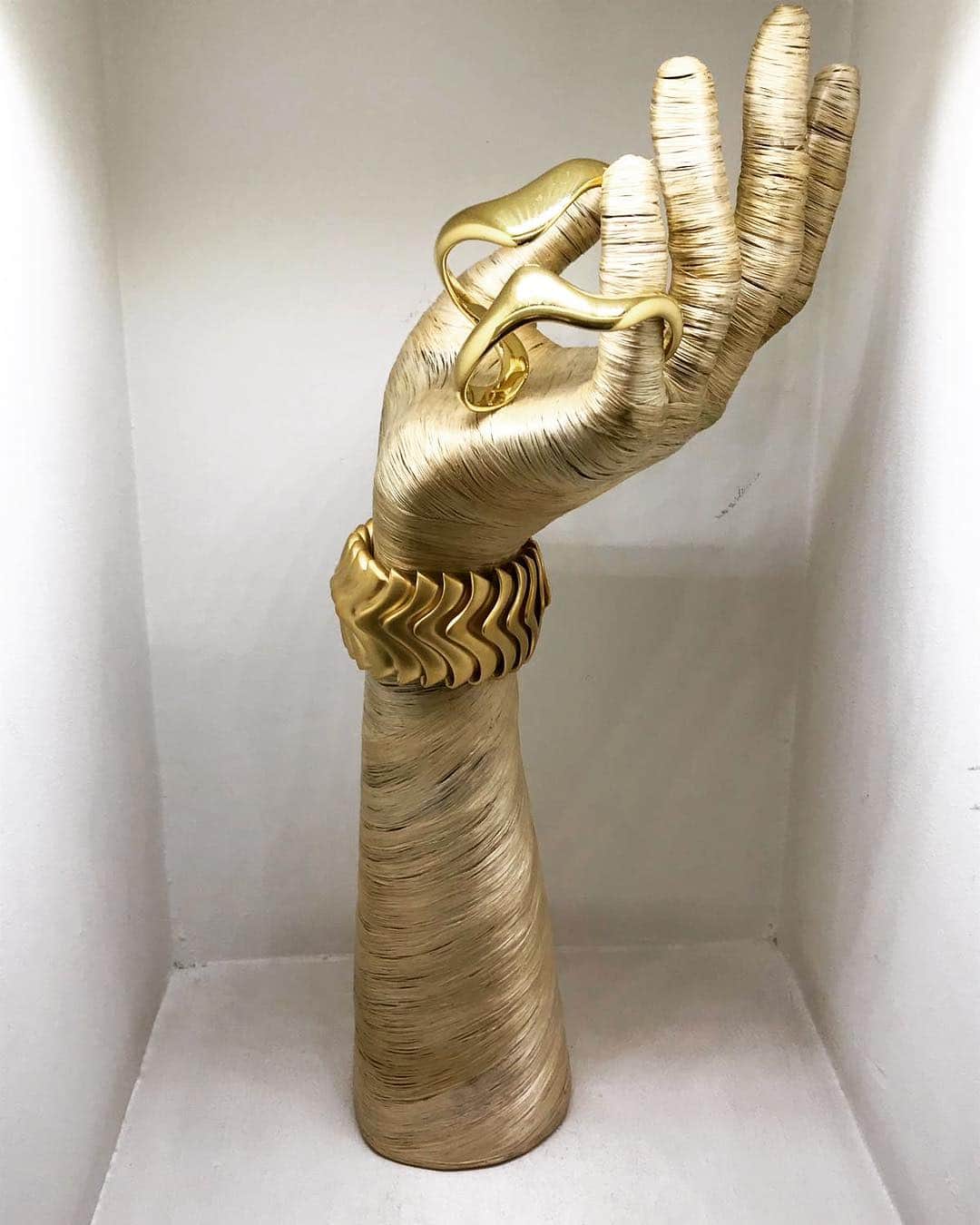のインスタグラム：「¿En qué ocasión te pondrías este brazalete? y ¿la pulsera? 🙋🏼‍♀️Brazalete (colección Irati) y pulsera (colección Clásica) ambos en plata vermeil. #JoaquinBerao #jewelryaddict #handmade #jewelrydesign #fashion #jewelry #woman #JoaquinaberaoJapon #JoaquinBeraoMilan #JoaquinBeraoValencia」