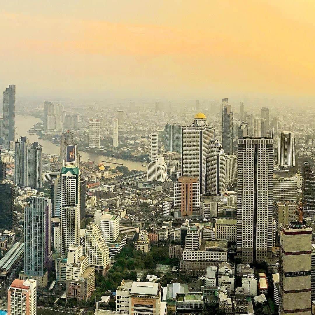 Lonely Planetさんのインスタグラム写真 - (Lonely PlanetInstagram)「Ahh #Bangkok. Somehow it looks all the more majestic when bathed in early evening light. This shot belongs to #LonelyPlanet local @i_mahapatra, taken from the dizzying SkyWalk deck of the city's Mahanakhon Building. 😍」4月30日 19時00分 - lonelyplanet