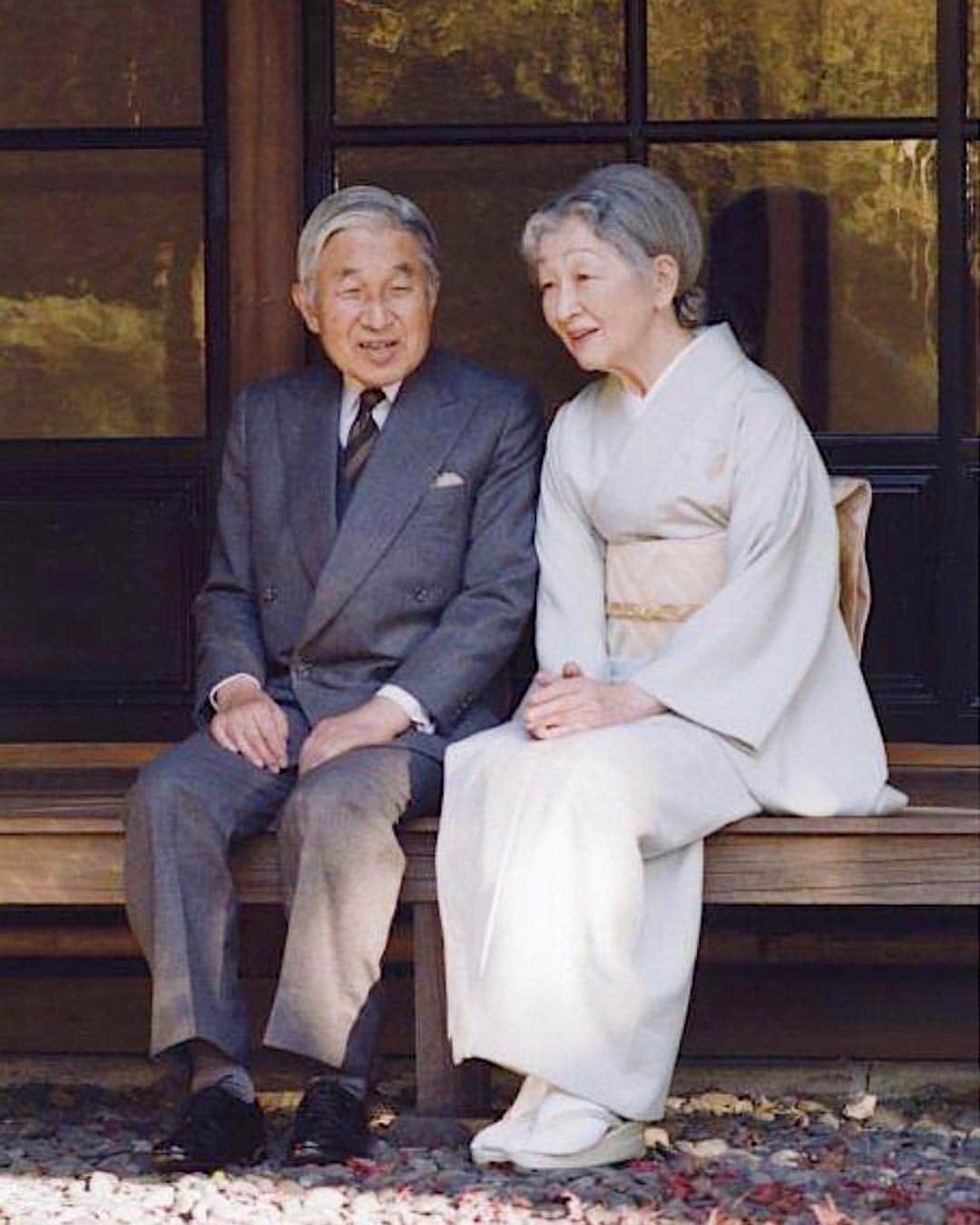 田沢美亜のインスタグラム：「寄り添い支え合う姿が いつも素敵だった天皇皇后両陛下。 国民にも寄り添って くださったその心が 平和な時代をもたらしてくれました🕊 心から感謝を申し上げます。  #平成 #明仁天皇 #美智子皇后 #私が一番会いたい人」