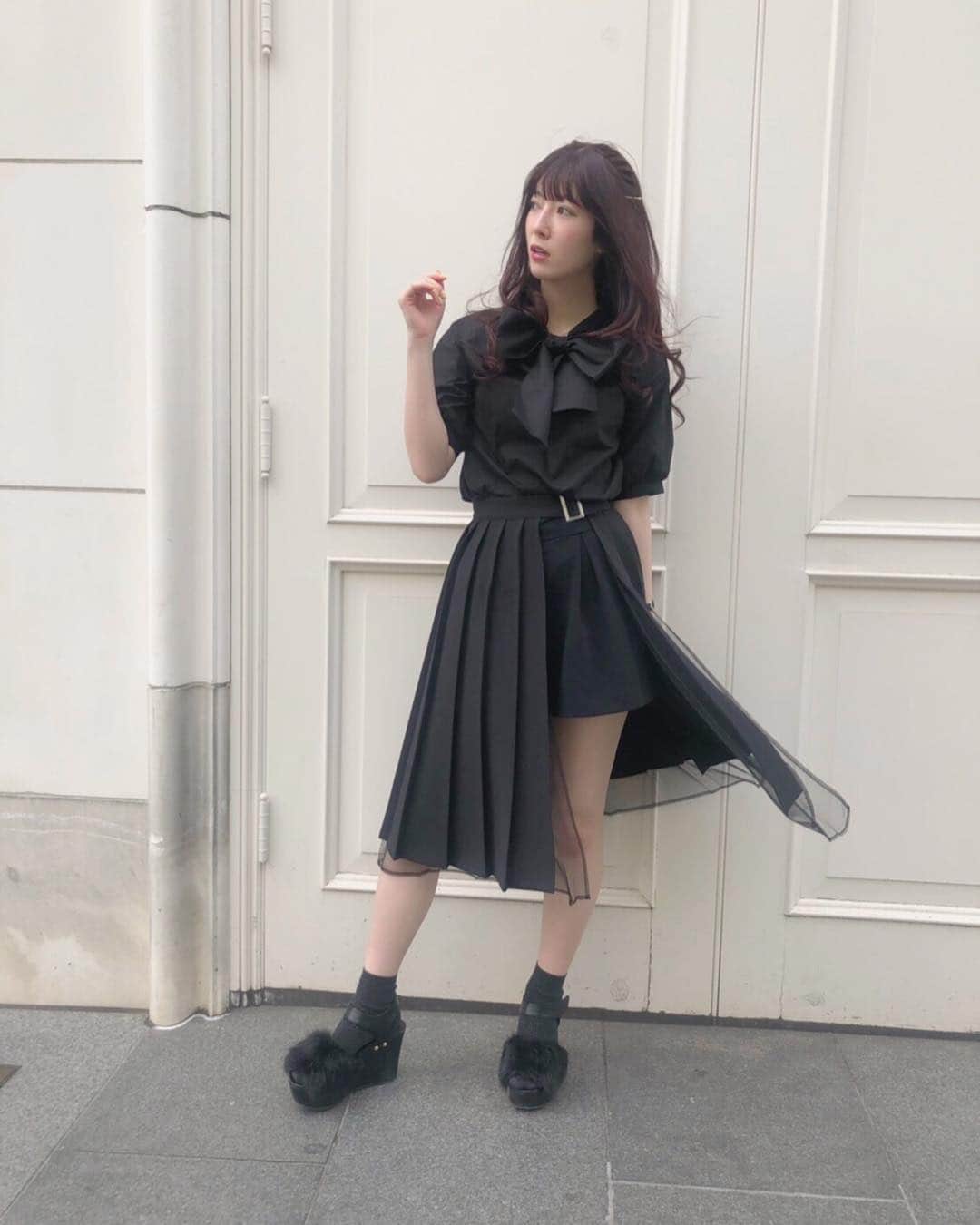 日下部美愛のインスタグラム：「🖤 トップス  @mimitoujours  スカート #EATME . . @joint_space #mimitoujours #mimitoujours_style #pr #photo #japan #model #me #code #fashion #makeup #followme #instagood #camera #selfie #ootd #한국 #맞팔 #사진 #데일리 #데일리룩 #인스타사진 #인스타그램 #일본인 #패션」