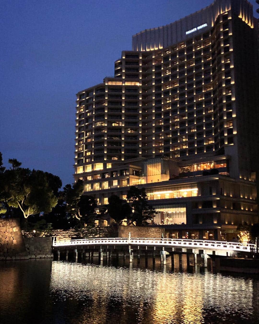 Palace Hotel Tokyo / パレスホテル東京さんのインスタグラム写真 - (Palace Hotel Tokyo / パレスホテル東京Instagram)「ライトアップされた和田倉橋と共に佇むホテル。素敵な平成最後の夜を、お過ごしください。We wish you a wonderful last night of the Heisei era.  #平成 #平成最後 #平成最後の日 #時代の変化 #新元号 #東京の夜景 #夜の景色 #お濠 #和田倉濠 #和田倉橋 #丸の内 #パレスホテル東京 #Heisei #HeiseiEra #imperialera #moatside #tokyonight #tokyolights #WadakuraMoat #lhwtraveler  #Marunouchi #PalaceHotelTokyo」4月30日 19時08分 - palacehoteltokyo