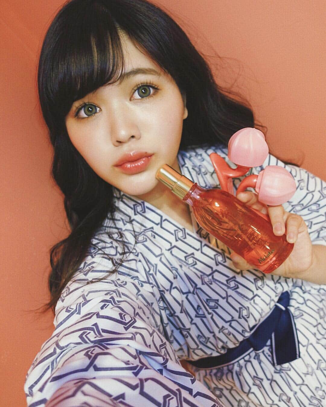 junko onagi ／小梛準子さんのインスタグラム写真 - (junko onagi ／小梛準子Instagram)「ㅤㅤㅤㅤㅤㅤㅤㅤㅤㅤ ㅤㅤㅤㅤㅤㅤㅤㅤㅤㅤ もう使い始めて何年目？何本目？な 大好きな #ピンクのオイル 🌺💕 ㅤㅤㅤㅤㅤㅤㅤㅤㅤㅤ 以前ストーリーで質問コーナーをした時に 産後の体型維持のポイントは？と質問頂いたのですがすぐにまとめられずお答えできずにすみません😣！ ㅤㅤㅤㅤㅤㅤㅤㅤㅤㅤ 本当特別な何かをできてるわけじゃないのですが、最近太ったので気をつけているのは食べるものと食べる時間と、子供がいて中々運動ができてない状況なので毎日お風呂に浸かる事(40度のお湯で15分以上が脂肪が温まる最適温度だそう✨)、そしてマッサージです♪ ㅤㅤㅤㅤㅤㅤㅤㅤㅤㅤ マッサージの時に使っているピンクのオイルは「塗るだけで痩せたい！」人に向けてメルヴィータが開発したボディオイルだそうで100%自然由来でフランスのオーガニック認証エコサートを取得している安心なものです💯 ㅤㅤㅤㅤㅤㅤㅤㅤㅤㅤ わたしはこれ匂いも使い心地も大好きで 長年愛用しておる💕 ㅤㅤㅤㅤㅤㅤㅤㅤㅤㅤ @melvita_jp  #melvita #メルヴィータ #ピンクのオイル #夏活 #セルライトケア #マッサージ #ボディケア #PR」4月30日 19時10分 - jnco0417