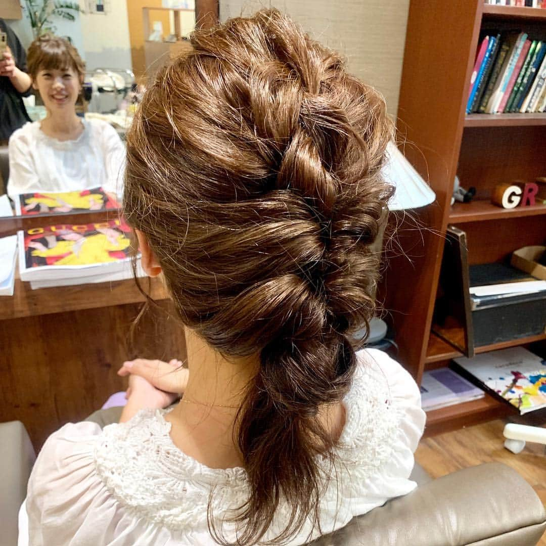 岡野綾夏さんのインスタグラム写真 - (岡野綾夏Instagram)「#平成最後の日 は ヘアチェンジ✂︎♥️ . モヤっとすることは全部髪の毛に託して 切ってもらいました！😍笑 . スッキリ！ これで気持ちよく #令和 を迎えられる💕 . 5月は#バースデーマンス 🎂 最高のスタートを切れますように😌❤️ . #平成最後の日にしたいこと #イメージチェンジ #アッシュだけど明るめ #岡野あやか #福岡 #タレント #司会」4月30日 19時12分 - ayaka.o531