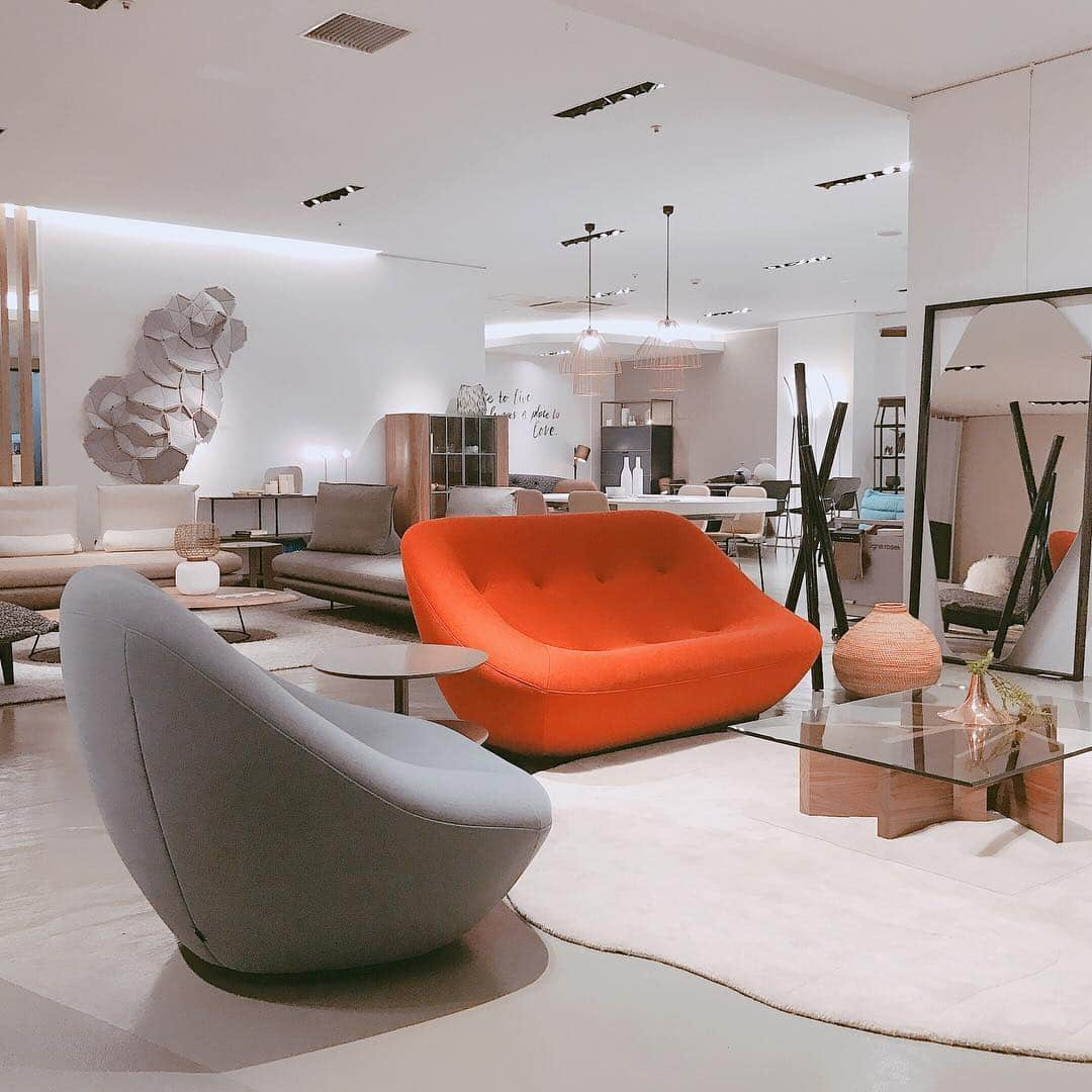 ligne roset shopさんのインスタグラム写真 - (ligne roset shopInstagram)「今 リーン・ロゼ東京のウィンドウには、ソファBONNIEを展示しております。巨匠Pierre Paulinによるデザインです🙆‍♀️ #平成最後の夜 素敵な時間をお過ごしくださいませ✨  #ligneroset #リーンロゼ  #lignerosettokyo #リーンロゼ東京  #家具  #furniture #インテリア  #インテリアコーディネート #インテリアショップ  #interior #インテリア好きな人と繋がりたい #pierrepaulin  #bonnie  #住まい  #リビング」4月30日 19時23分 - ligneroset_jp_shop