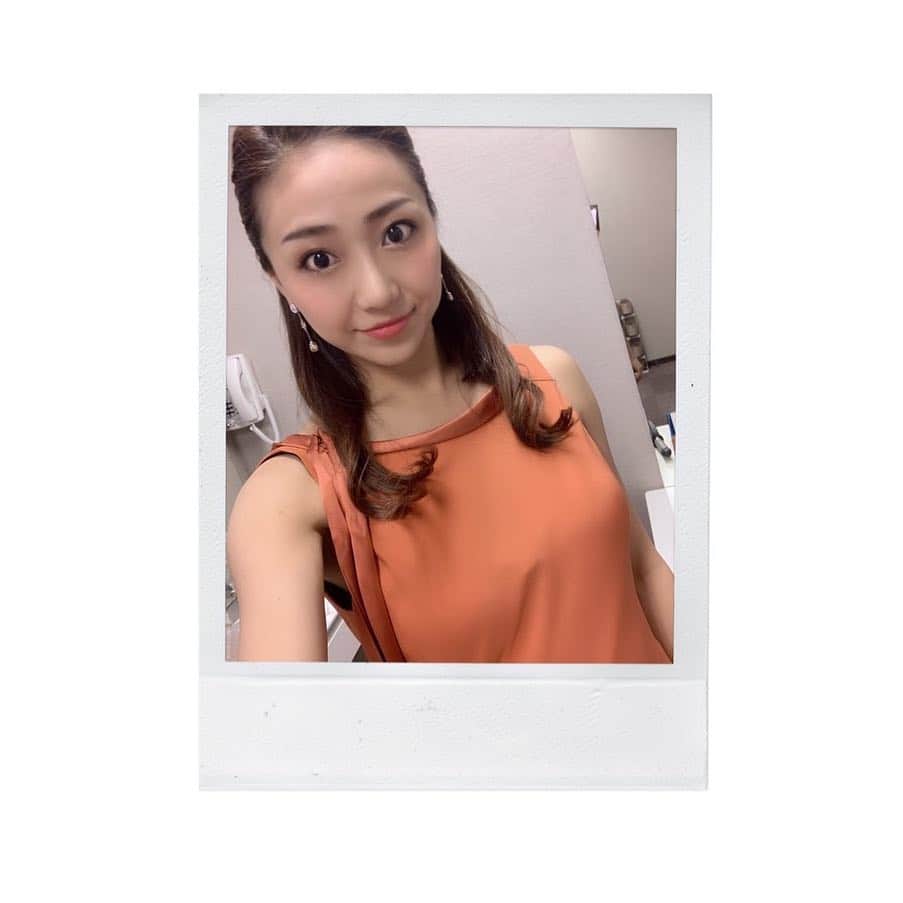 透水さらさのインスタグラム：「GW、皆さまどうお過ごしでしょうかー？ 私は家族旅行から帰ってきて、平成を振り返っております📚 この写真はマグノリアホールでのコンサートの写真。ついこの前 😂 残り数時間ですが、素敵な平成最後の夜をお過ごしください♡ #平成最後#令和#GW #最近オレンジがマイブーム」