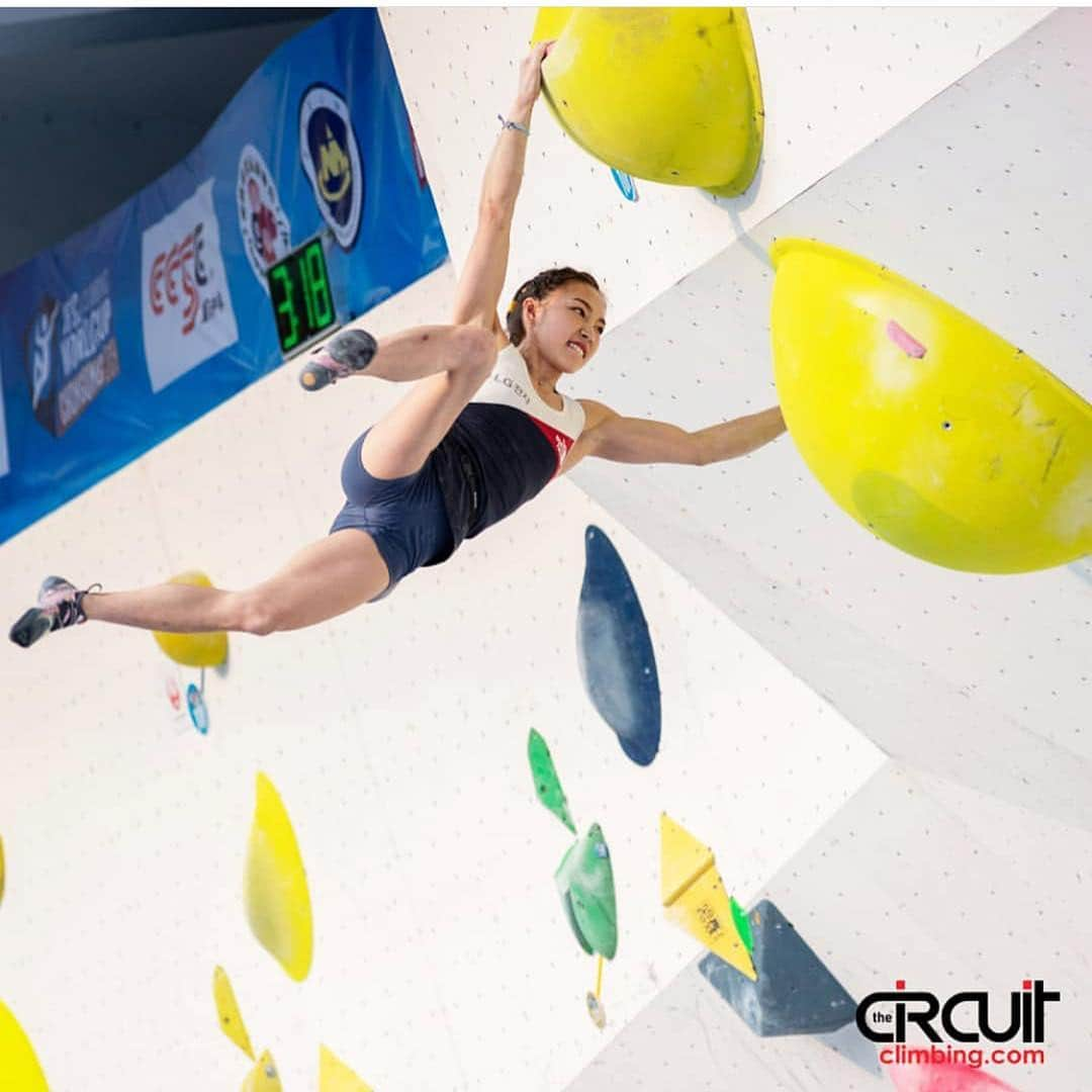 キム・ジャインさんのインスタグラム写真 - (キム・ジャインInstagram)「My third bouldering world cup of this season was in Chongqing China. Finally, I was able to make it to the semi this time with a good qualification result. However the semifinal was enormously hard for me 😂 There are so many difficult puzzles that I have to solve since I decided to challenge myself for the Olympics and for the new competition style which has been changing a lot. Nonetheless, I just want to try as hard as I possibly can. 😊 And I always appreciate all of the great supports for me 🙏🏻❤️ - 같이 으쌰으쌰 해주는 고마운 @hypark_itpt @sasol_climber 💙 이번주 우장대회 열심히 땡겨불자아!! 😍 - #스파이더 @spyder_korea #spyderlimitless  #LG전자 @lgelectronics_kr  #redbull @redbull #givesyouwings #뉴스킨 @nuskin.korea.official  #lasportiva @lasportivagram  #discoveryclimbinghold @discovery_icn  #하늘병원 #하늘스포츠의학크리닉」4月30日 19時21分 - allezjain