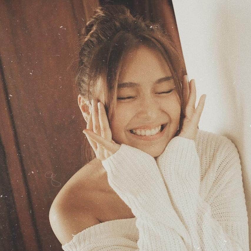 Kathryn Bernardoさんのインスタグラム写真 - (Kathryn BernardoInstagram)「I always get excited for karaoke nights!🎤 Any night can be as exciting with just your smartphone and @platinumkaraoke Cello. Download the Platinum Link app now!」4月30日 19時30分 - bernardokath