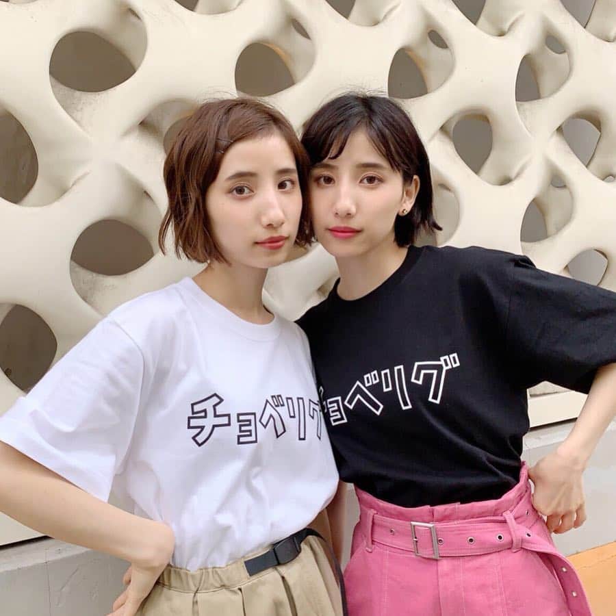 のインスタグラム：「👍チョベリグTシャツジャック👍﻿﻿﻿﻿﻿ ﻿﻿﻿﻿﻿ ついに、、平成も今日が最後🥺！！！﻿ まだまだ沢山の方々のチョベリグな写真をアップ予定🌈﻿ ﻿﻿﻿﻿﻿ 谷奥えまちゃん、谷奥えりちゃんありがとう🚀﻿ SPINNSと一緒に平成最後を盛り上げよう💓﻿ ﻿﻿﻿﻿﻿ #SPINNS #スピンズ #fashion #gw #平成最後のチョベリグ #平成最後のgw #平成 #チョベリグ  #チョベリグTシャツ」