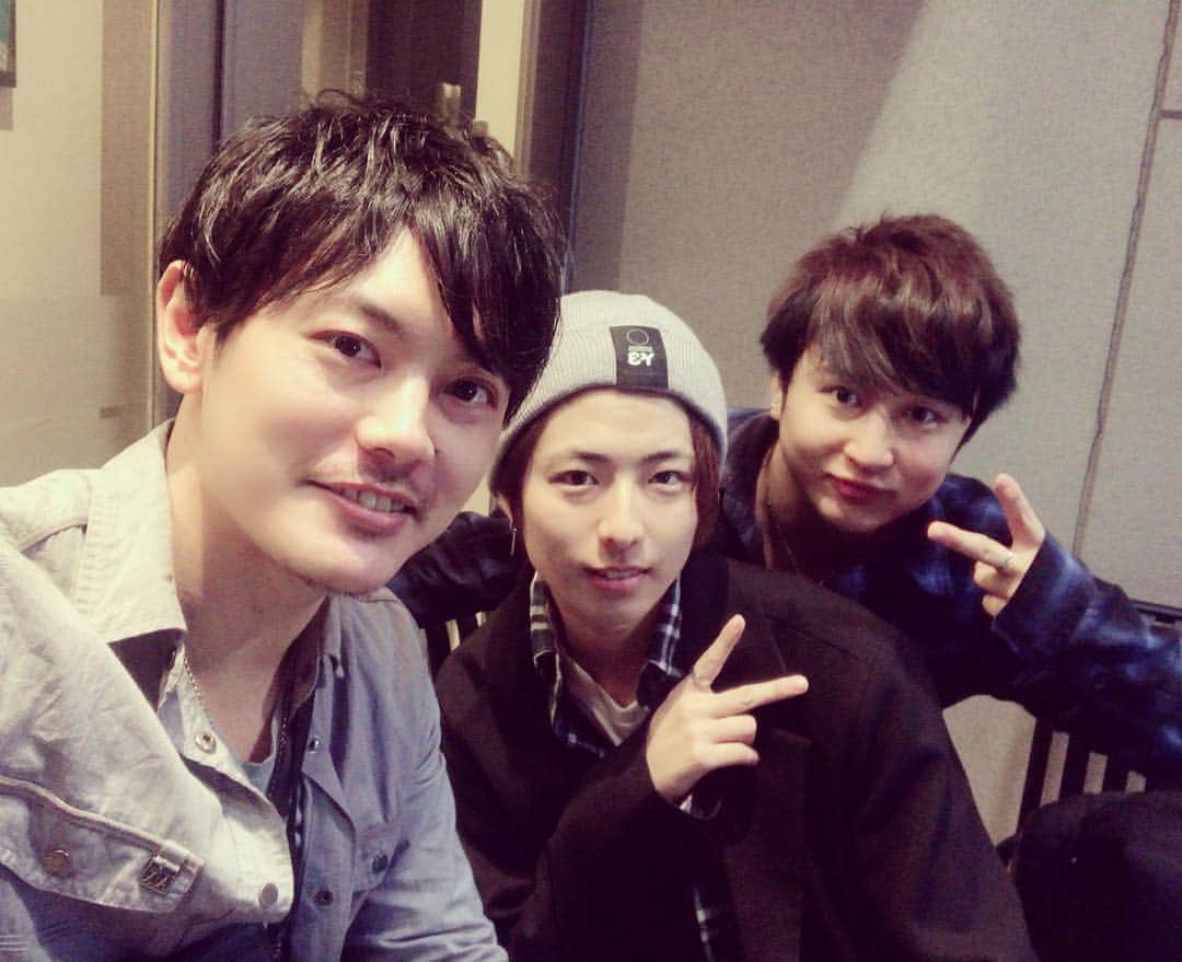 KAZUKI のインスタグラム：「5月2日のリハーサル！初めて啓太とちゃんと歌ったけど啓太が最初歌詞間違えまくるからめっちゃ笑った。本番で間違えたらMCでいじるから皆んなも笑ってあげてな！竜成とも話し出来たし5月2日は絶対楽しいやつやから皆んな期待しててな✨」