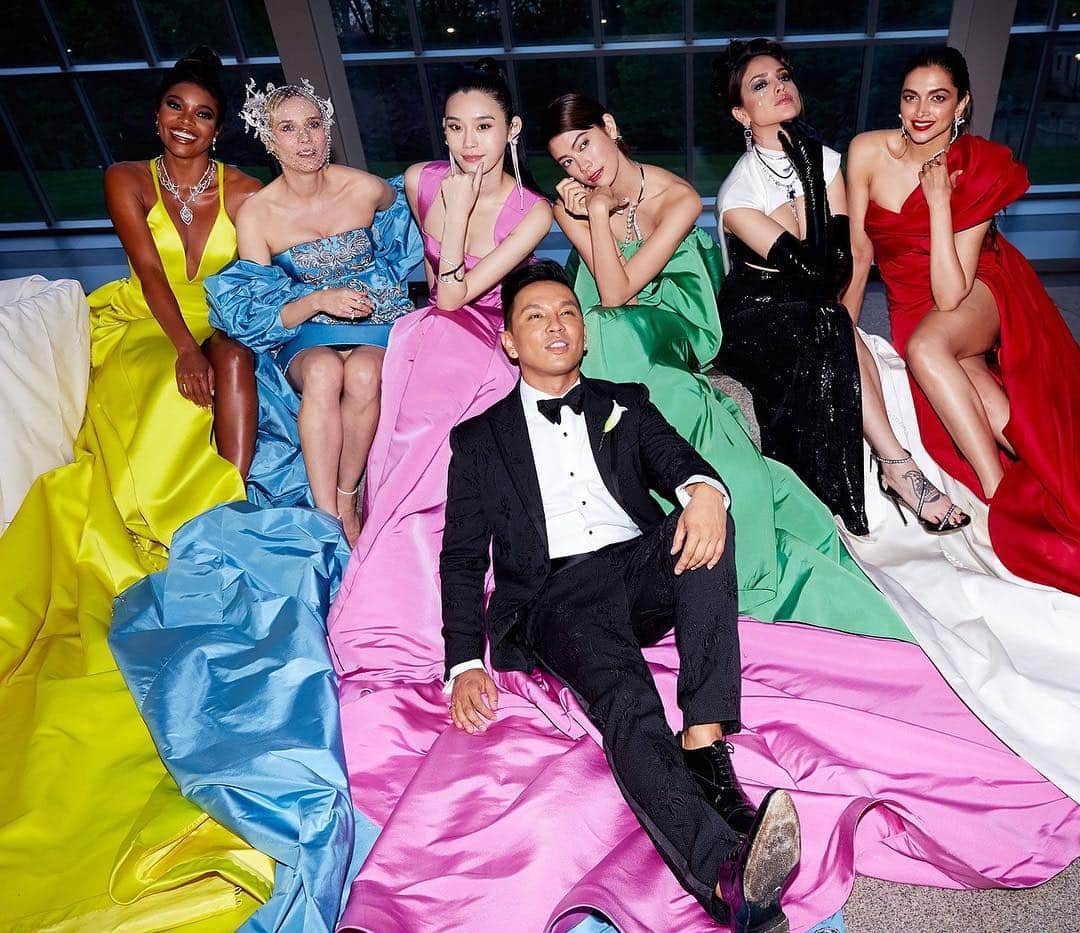 Vogue Australiaさんのインスタグラム写真 - (Vogue AustraliaInstagram)「The #MetGala is famously known as “the Super Bowl of fashion,” and the sartorial scoreboard is set according to who wears what, and who attends with whom. Designers and brands choose their gala guests carefully, collaborating with them closely for weeks, or even months, to create the perfect look. Via the link in the bio Vogue looks back at designers and their dates over the years. 📸 Getty Images」4月30日 19時42分 - vogueaustralia