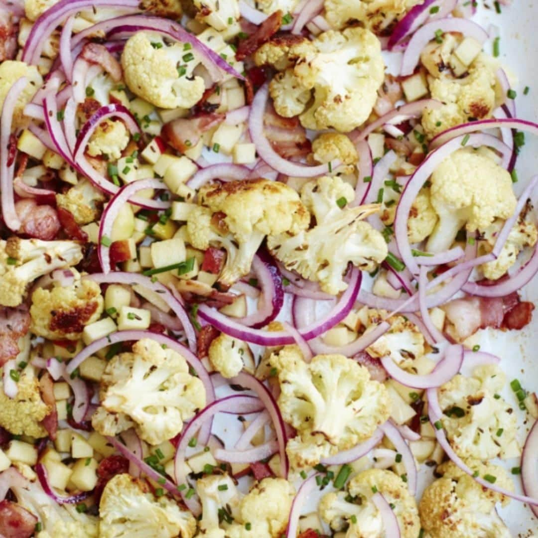 レイチェル・クーさんのインスタグラム写真 - (レイチェル・クーInstagram)「For a simple side or easy main meal, try this fragrant Bavarian-inspired roasted cauliflower and caraway salad 🥗 Recipe from #RKKitchenNotebook 👉 http://bit.ly/rk-cauli 📸: @davidloftus . . . . . . .  #rachelkhoo #recipe #cooking #spring #SpringRecipe #salad #cauliflower #Bavarian #caraway」4月30日 19時42分 - rachelkhooks