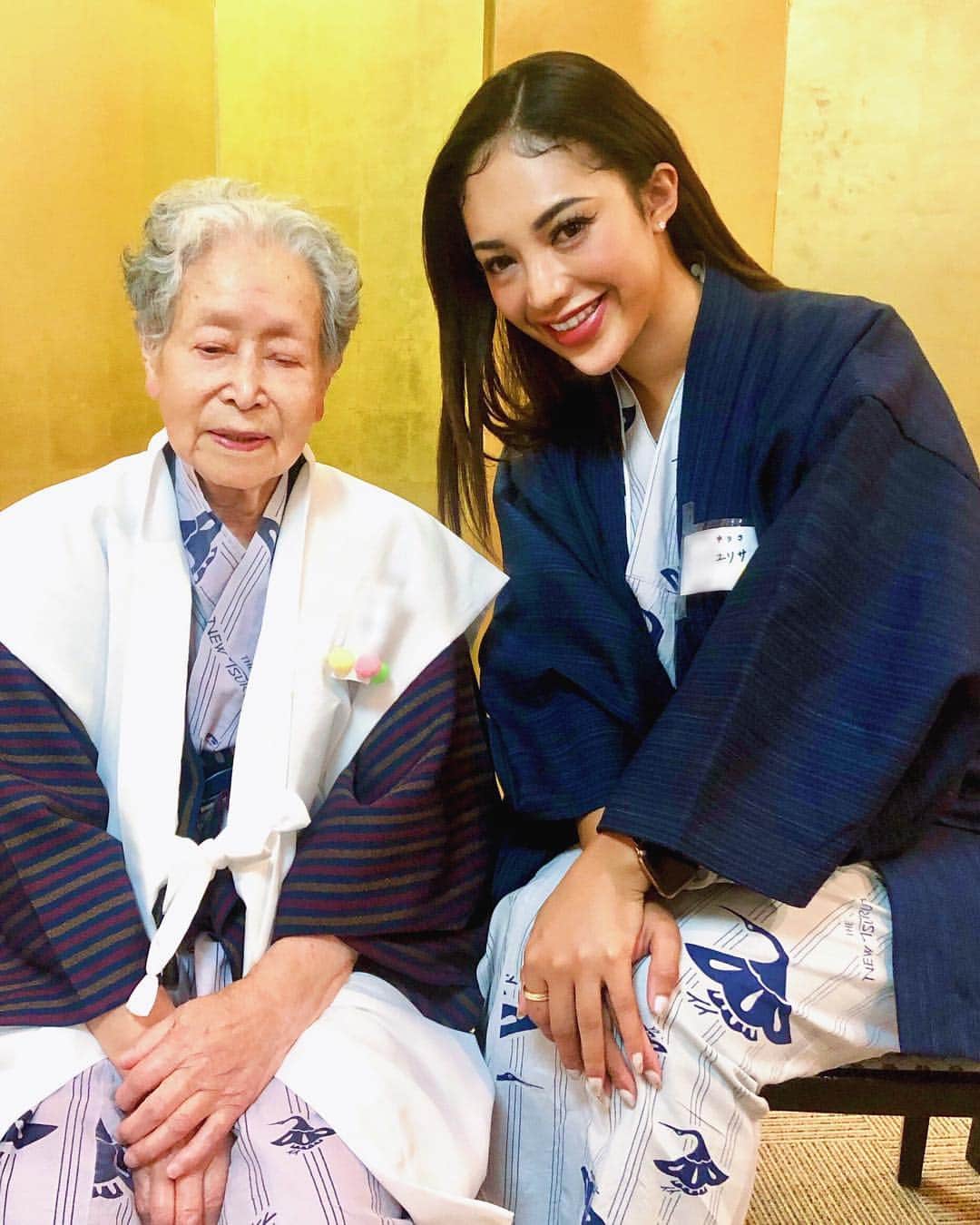 ユリサのインスタグラム：「Celebration of my great grandma's ninety ninth birthday👏🏽🎊 She doesn't look like my grandma at all❤️ Her age is 99 but she literally looks much younger like around 79!!🥰 You’re the best! Thanks for cherishing me♥︎ I hope your great fortune and good health!! Please stay well forever🌈✨ 大正、昭和、平成を生きてきた私のばぁばぁちゃんの99歳“白寿”のお祝い👵🎉㊗️ お祝いの為に、色んなところから、兄弟、子供、孫、玄孫が40人集まりました👨‍👩‍👧‍👦👩‍👩‍👦👨‍👧👨‍👩‍👧👨‍👩‍👦‍👦 湯布院のおうちのお風呂は温泉が出るから、お肌がビックリするぐらいツルツルでシワが全然ないから、99歳にはとても見えない😳💖 階段も1人で登れるし、ビールも飲めるし、孫やひ孫、玄孫の名前まで全員間違えず言えるばぁばぁちゃん✨ ユリサが赤ちゃんの頃や、10代で頑張ってた仕事の事も私より覚えてて、いつもいつまでも応援してくれる☺  令和もまだまだ長生きしてね♥️大好き♥️♥️ #99 #love #greatgrandma #ひ孫とひいばあちゃん」
