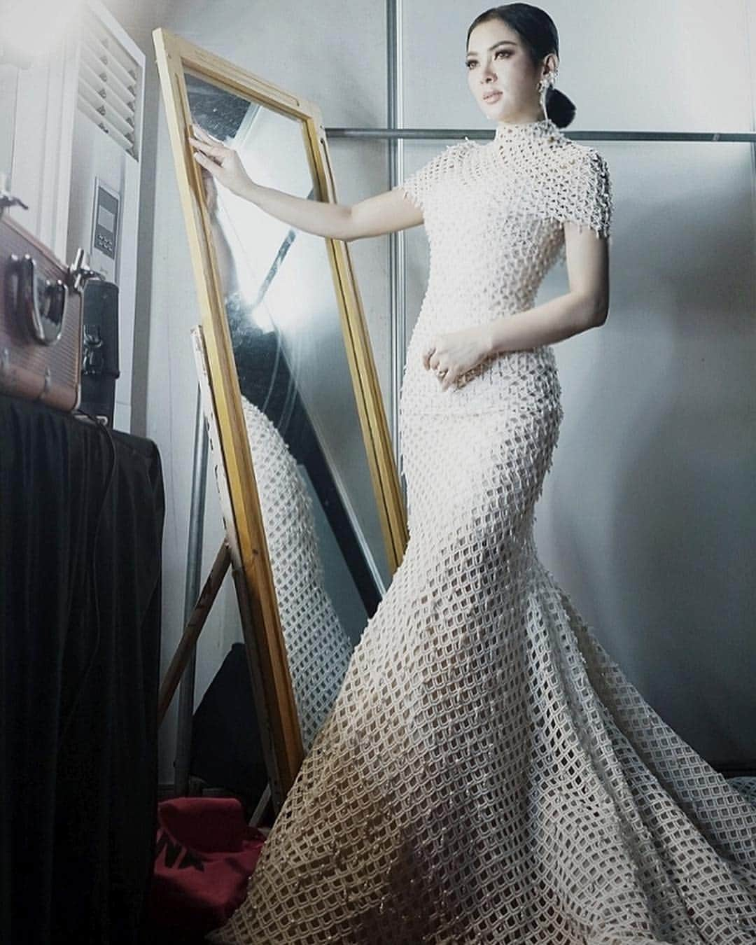 Syahriniさんのインスタグラム写真 - (SyahriniInstagram)「• Back Stage Moment, In @juliasposa Acc @rinaldyyunardi  ___________\\\__________  #PrincesSyahrini」4月30日 19時54分 - princessyahrini