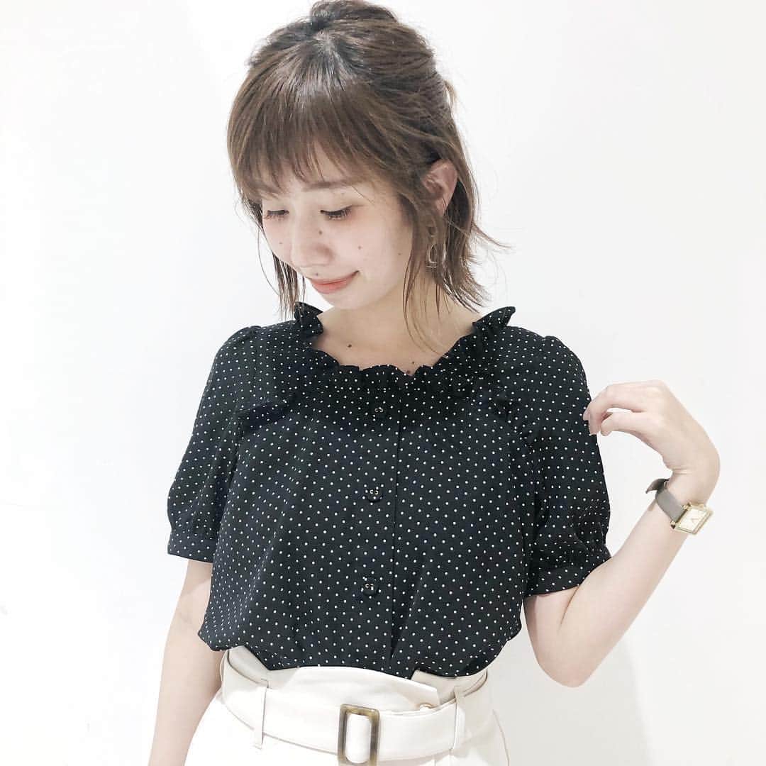 MAJEgirl?officialさんのインスタグラム写真 - (MAJEgirl?officialInstagram)「。 。 #gwオススメコーデ #majegirlのgw 。 こんにちは✨ ＧＷに入り、大人気の ブラウスを使ったコーデです💗 #1095035234 #スクエアフリルハーフ袖ブラウス #1095045226 #アソートボタンアイラインスカート 。 。 ガーリーだけど、少し 大人っぽく着こなしたい方に オススメのコーデです💕 ぜひ参考にされてみて下さい❣️ 。 。 #ＧＷコーデ#マジェコーデ #majegirl#majesticlegon  #majegirl #スクエアブラウス #スクエアフリルブラウス  #ドット柄#ドットブラウス #ガーリーコーデ #春コーデ」4月30日 19時55分 - majesticlegon_pressroom