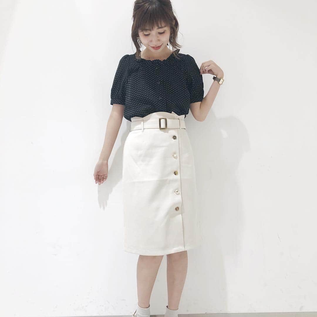 MAJEgirl?officialさんのインスタグラム写真 - (MAJEgirl?officialInstagram)「。 。 #gwオススメコーデ #majegirlのgw 。 こんにちは✨ ＧＷに入り、大人気の ブラウスを使ったコーデです💗 #1095035234 #スクエアフリルハーフ袖ブラウス #1095045226 #アソートボタンアイラインスカート 。 。 ガーリーだけど、少し 大人っぽく着こなしたい方に オススメのコーデです💕 ぜひ参考にされてみて下さい❣️ 。 。 #ＧＷコーデ#マジェコーデ #majegirl#majesticlegon  #majegirl #スクエアブラウス #スクエアフリルブラウス  #ドット柄#ドットブラウス #ガーリーコーデ #春コーデ」4月30日 19時55分 - majesticlegon_pressroom