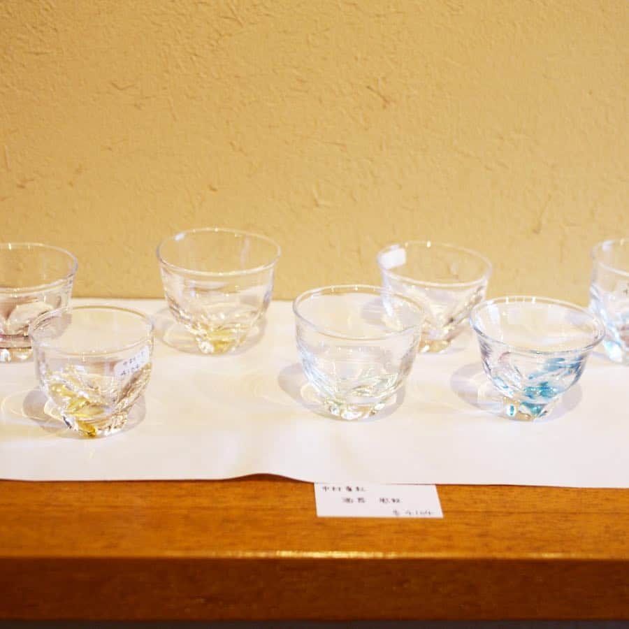 木村涼子さんのインスタグラム写真 - (木村涼子Instagram)「2019.4.30 ガラス作家 中村真紀さん @maki.glass.studio の グループ展を観に 伏見の「酒の器Toyoda」さんへ。 酒蔵の一角がお酒の器を中心としたギャラリーショップとなっています。 欲しいうつわがいっぱいでした✧ 技法が色々と凝ってる作品が多くて面白かった。  数週間前には桜が満開だった十石舟は すっかり青々とした葉が生い茂っていました。  雨なんて降ってないのに、傘をさしながら龍馬通りを歩く息子。  最後の2枚は、最近お気に入りの寺嘉さん。 美味しいのにリーズナブル♡ 写真のミニパフェは300円です。 抹茶のアフォガードもとっても美味しかった。  #ガラス #グラス #酒の器toyoda #中村真紀 #伏見 #伏見の酒蔵 #十石舟 #寺嘉 #ミニパフェ #抹茶のアフォガード」4月30日 19時57分 - kimuryou