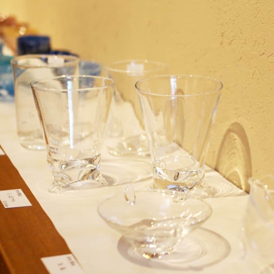 木村涼子さんのインスタグラム写真 - (木村涼子Instagram)「2019.4.30 ガラス作家 中村真紀さん @maki.glass.studio の グループ展を観に 伏見の「酒の器Toyoda」さんへ。 酒蔵の一角がお酒の器を中心としたギャラリーショップとなっています。 欲しいうつわがいっぱいでした✧ 技法が色々と凝ってる作品が多くて面白かった。  数週間前には桜が満開だった十石舟は すっかり青々とした葉が生い茂っていました。  雨なんて降ってないのに、傘をさしながら龍馬通りを歩く息子。  最後の2枚は、最近お気に入りの寺嘉さん。 美味しいのにリーズナブル♡ 写真のミニパフェは300円です。 抹茶のアフォガードもとっても美味しかった。  #ガラス #グラス #酒の器toyoda #中村真紀 #伏見 #伏見の酒蔵 #十石舟 #寺嘉 #ミニパフェ #抹茶のアフォガード」4月30日 19時57分 - kimuryou