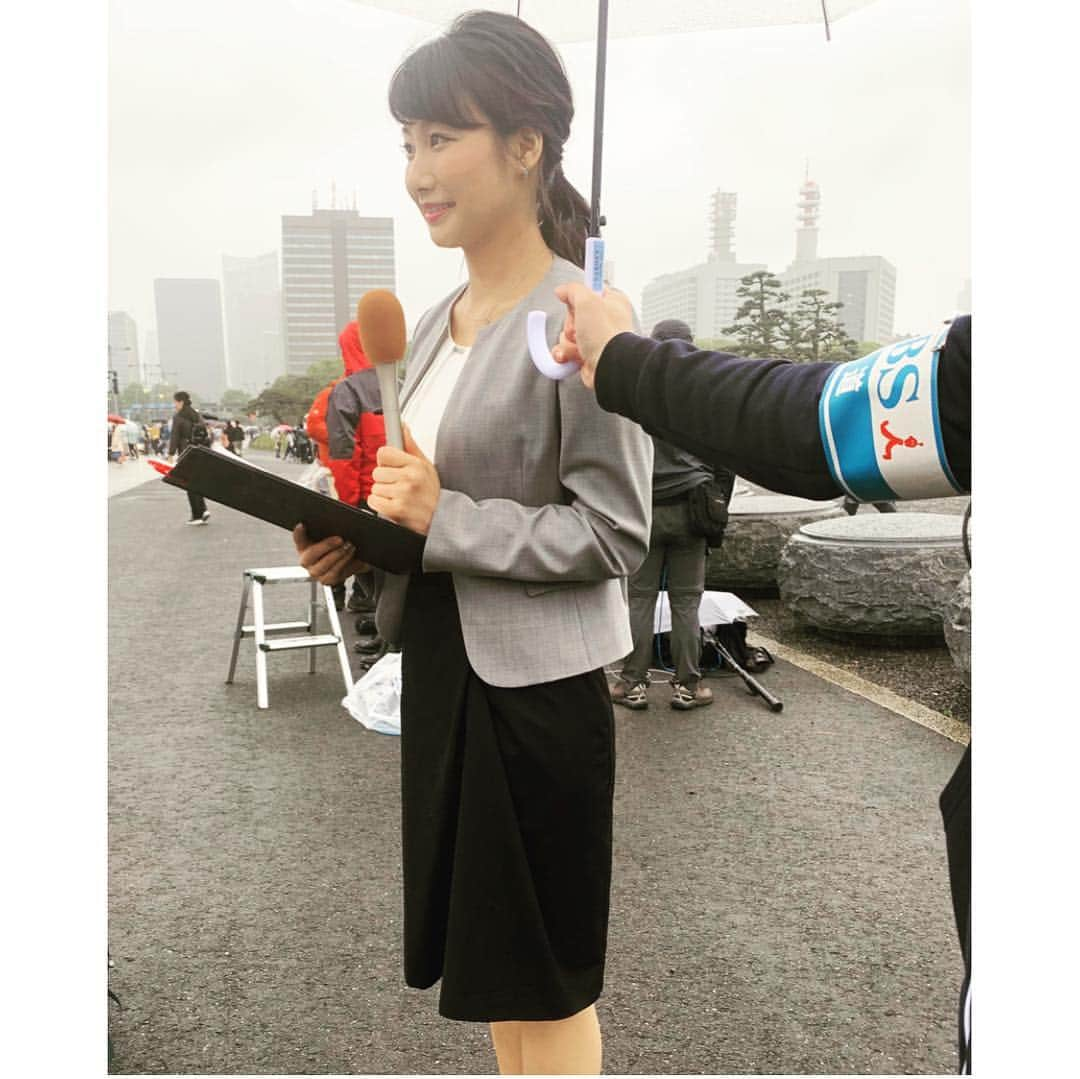 島津久美子さんのインスタグラム写真 - (島津久美子Instagram)「平成最後の日の様子🇯🇵皇居前から中継でお伝えしました。 * 昭和の最後に生まれ、平成と共に時代を生きてきた私* その締めくくりの瞬間瞬間に立ち会え、生でお伝えできていること…* 幸せに思います😊 * このあと元号が変わる瞬間は、同い年の大鋸キャスターと一緒にお伝えします👭🎤* Yahoo!ニュースからもみられますよー📺  #平成最後の日 #中継 #アナウンサー #ニュースキャスター #中継リポート #皇居 #皇居前広場 #歴史的瞬間 #生放送 #雨模様 #スーツ女子 #気持ちが引き締まる #平成さよなら #ちょっと寂しい #平成最後のお仕事 #引き続きお仕事 #同い年コンビ #キャスター仲間 #テレビ局 #tbs #tbsnews #newscasters」4月30日 19時59分 - kumiko_shimazu