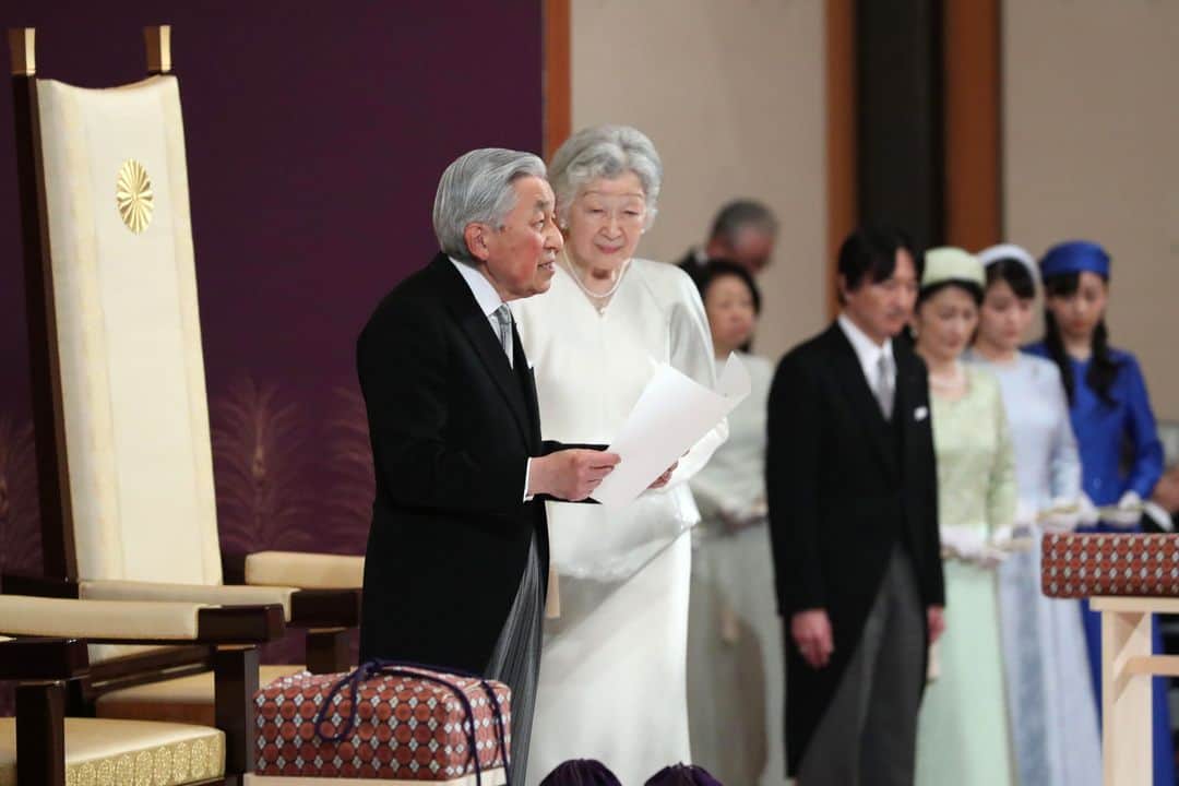ルモンドさんのインスタグラム写真 - (ルモンドInstagram)「L’empereur du Japon, Akihito, a officiellement abdiqué, mardi 30 avril, lors d’une courte cérémonie d’une dizaine de minutes, en présence de trois cents personnes, dont le premier ministre, Shinzo Abe. Cette cérémonie sera suivie de la montée sur le trône impéral du prince héritier Naruhito, le 1er mai, acte symbolique plus que politique, lors d’une remise des symboles et des sceaux impériaux.  Ainsi, à minuit le 1er mai, le Japon entrera dans « Reiwa », nom donné à l’ère correspondant au règne du nouvel empereur, le 126e de la plus ancienne dynastie du monde. - Photo : AFP (@afpphoto) - #Japan #Reiwa #Emperor」4月30日 20時00分 - lemondefr