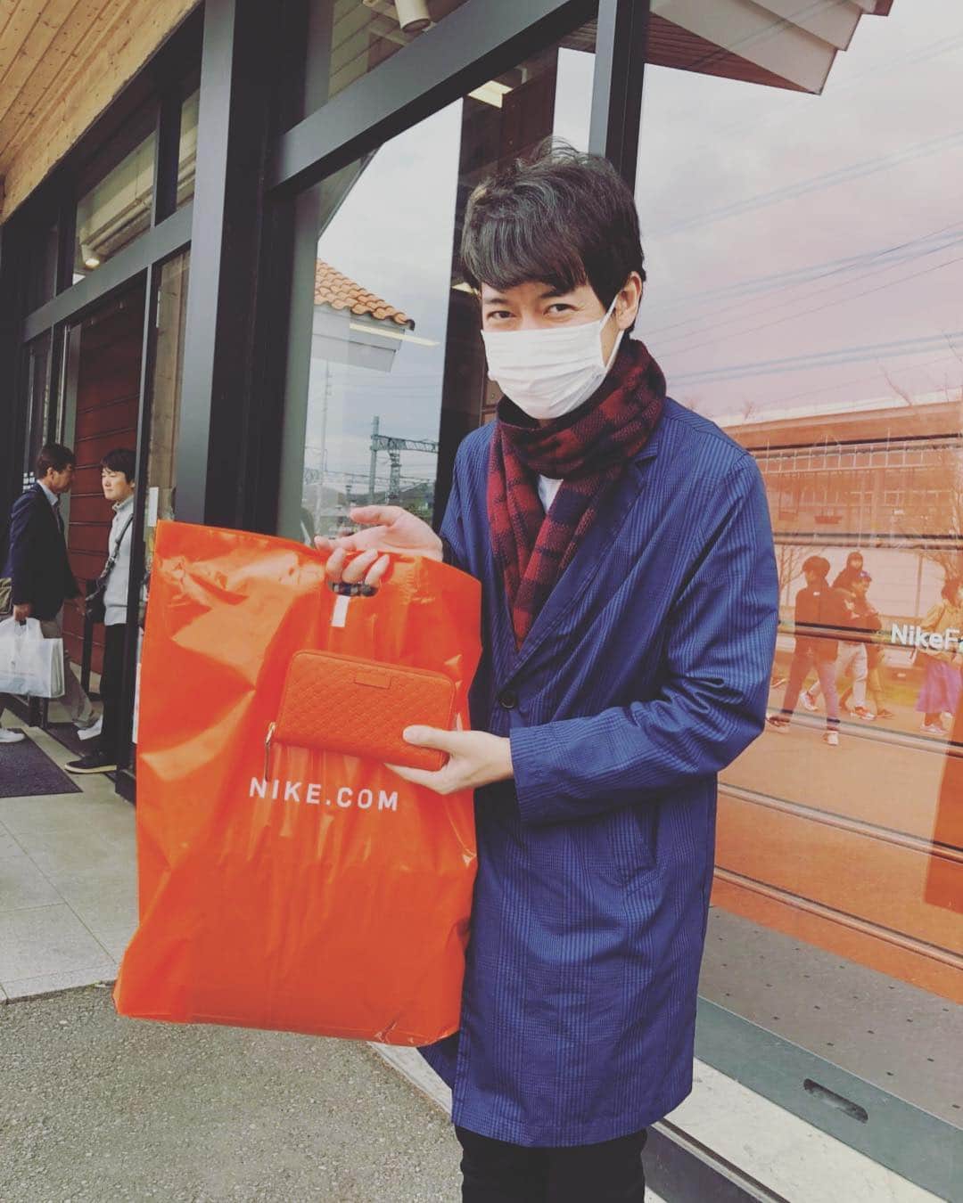 松阪ゆうきのインスタグラム：「今日はお買い物に行って来ました＾＾ いやあ、人多いし寒かったな💦  プライベートにもオレンジ🍊を取り入れ始めましたよ。ラッキーカラーオレンジかわからないけど、確実にしようとしてます（笑）  #松阪ゆうき #ショッピング #オレンジ #nike」