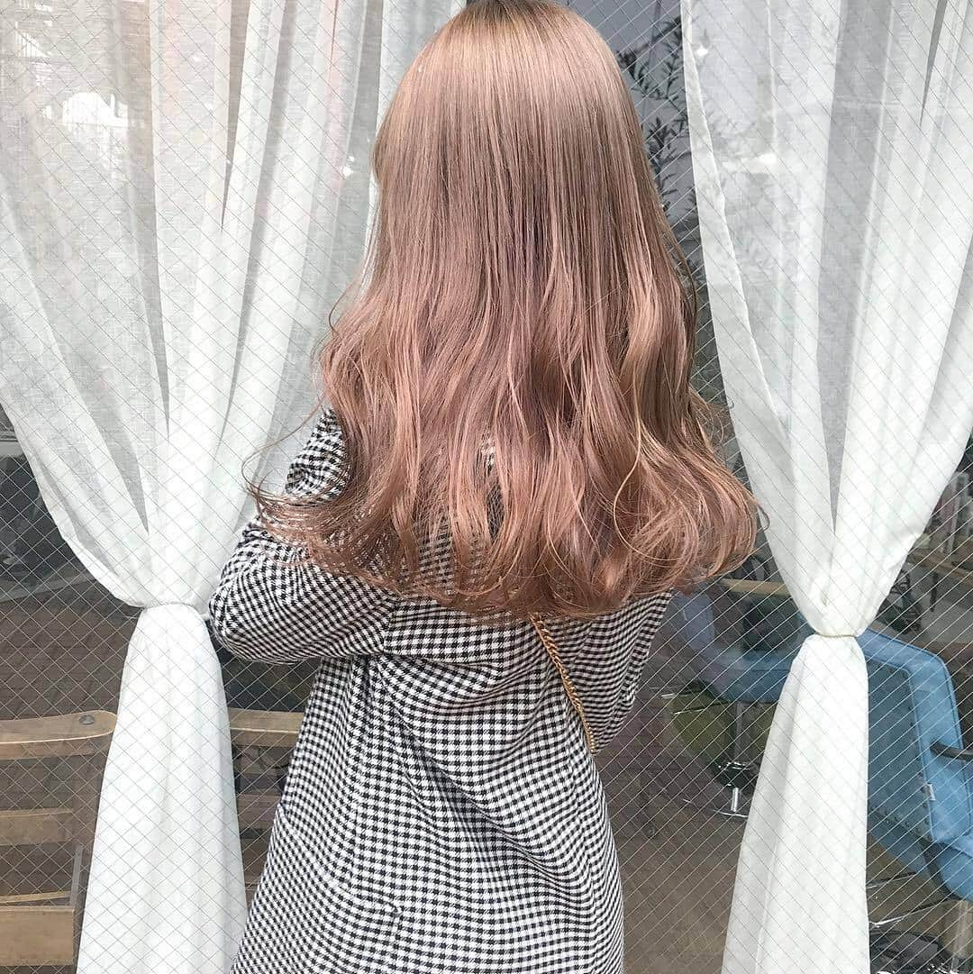 MERYさんのインスタグラム写真 - (MERYInstagram)「. ピンクベージュのヘアカラーは、甘い雰囲気がガーリーなお洋服と相性抜群。ふわふわの波巻きでスタイリングすれば、プリンセスみたいに可愛いヘアの完成です♡ . MERYでは他にも「かわいい」に近づくさまざまな情報を発信しています。 @mery.beauty コスメ・美容に特化した情報をお届け♡ @mery_spot 話題のカフェやお出かけスポットをご紹介！ こちらもぜひチェックしてみてください！ . . photo by @20myks @_peach_momoch_ . #MERY #regram #instagram #instahair #hair #hairstyle #머리스타그램 #ピンクベージュ #ピンクカラー #春カラー #ベージュカラー #ハイトーンカラー #ハイトーン #ロングヘア #透明感 #透明感カラー #クリーミーカラー #渋谷美容室 #渋谷ヘアサロン #ヘアサロン #大阪ヘアサロン #大阪美容室 #女子力向上委員会 #モテ髪 #ヘア #ヘアスタイル #お洒落 #お洒落さんと繋がりたい #MERY女子 #メリー」4月30日 20時01分 - mery.jp