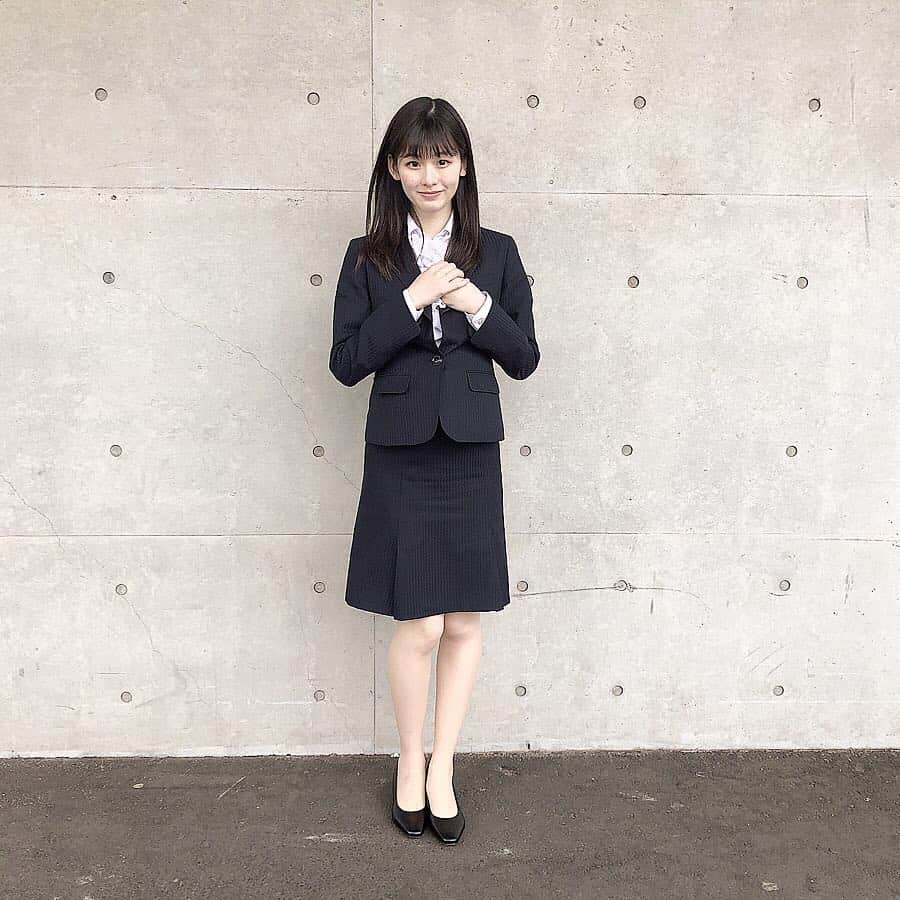 浅井七海さんのインスタグラム写真 - (浅井七海Instagram)「*.﻿ ﻿ 幕張メッセ握手会﻿ 2日目ありがとうございました😌﻿ ﻿ 今日は平成最後の日なので、﻿ せっかくなので、大学生になったことだし﻿ フレッシャーズスーツを﻿ 着ましたヾ(^｡^)ノ！﻿ ﻿ 似合ってますか~~~？😆🌈﻿ ﻿ スーツは意外と過ごしやすくて好きです💓﻿ デザインがほんとに可愛くてお気に入りの﻿ スーツです！洋服の青山さん神です👼✨！﻿ ﻿ ･﻿ #フレッシャーズ #スーツ #洋服の青山﻿ #青春スーツ #AKB48 #握手会」4月30日 20時02分 - naamin48_