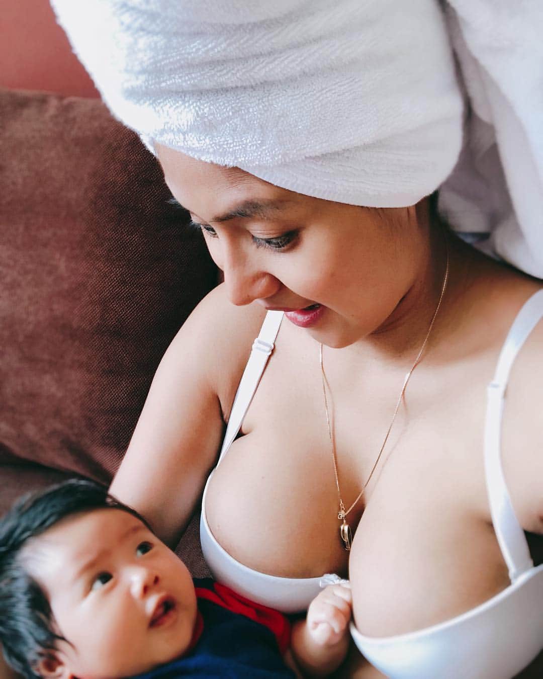 Jelly Jeloのインスタグラム：「heyy mazewww 😆 .. iya mamaaa 👀 mama uli mamah2 milf gendut hentai toket balapan sm perut kwkwkw #mamamilf  #milf  foto pas mazel 2 bulan, sebelum potong rambut.」