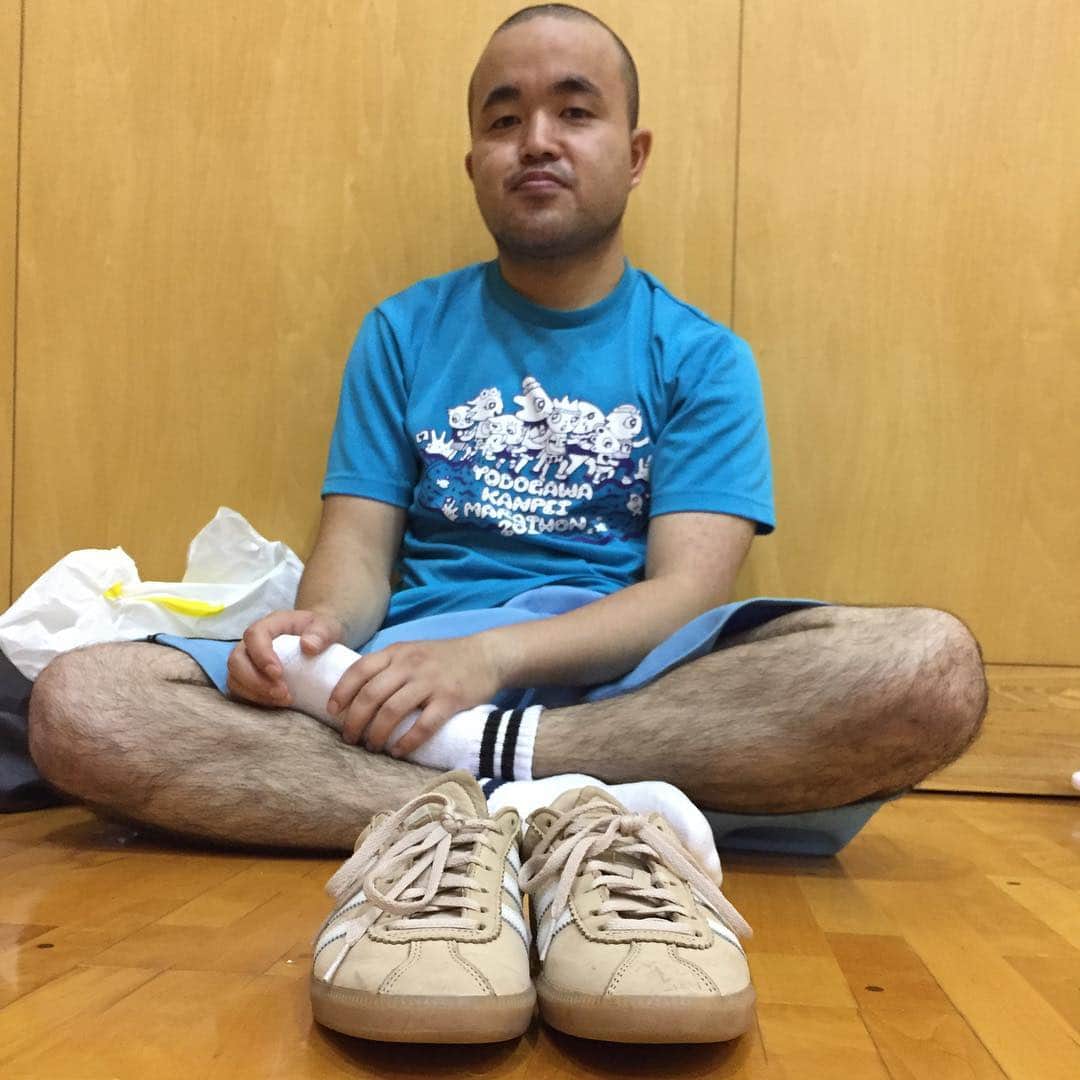 のインスタグラム：「昨日の単独にお越し下さった方々ありがとうございました！！ そして、来れなかったけど気にして下さった方、ギリギリまで迷って下さった方、僕を産んでくれた方もありがとうございました。 また6月に #クロスバー直撃さん #てんしとあくまさん #学天即 とユニットライブしますので、是非お越し下さい！！ 写真はバスケするのにバッシュが無くて、多分お婆ちゃんに靴借りて来た時の多和田君です。」