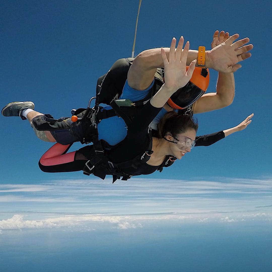 藤田麻里さんのインスタグラム写真 - (藤田麻里Instagram)「今回のハワイ🌺で. いちばん楽しみにしてた. スカイダイビング💓💓. . 平成最後は4300メートル上空から. ぶっ飛んできました✌️. 人生でやりたいことリストの１つを. クリアできて嬉しい😭♥️♥️♥️. . 平成やり残したことは１つもない！✌️. 令和も よろしゅう✌️. . . #顔が重力に負けてる#飛び降りた瞬間#息の仕方わすれて焦った #ハワイ#ハワイ旅行#ワイキキ#ホノルル#スカイダイビング#スカイダイビングハワイ #ファッション#ファッションモデル#モデル#コーデ#コーディネート#メイク#ヘアメイク#ヘアスタイル#fashion#followｍe#code#codenate#kobe#waikiki#sheratonwaikiki#honolulu」4月30日 20時09分 - fujimari29