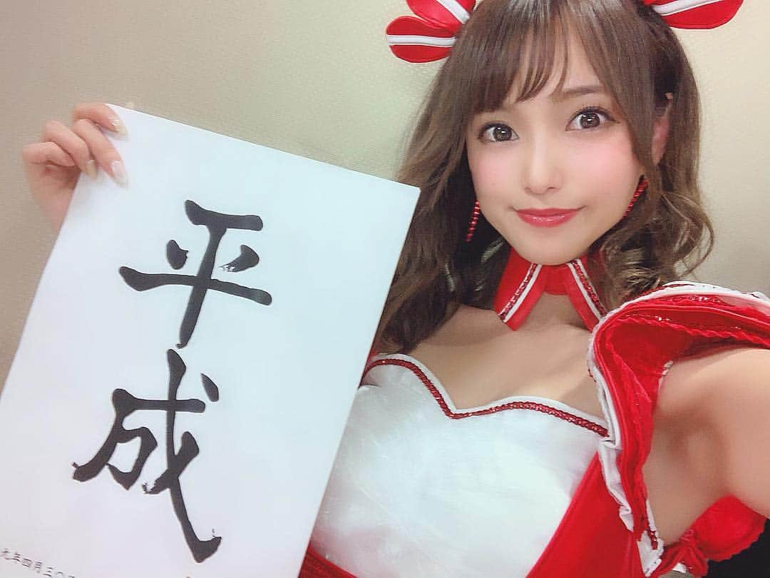 引地裕美さんのインスタグラム写真 - (引地裕美Instagram)「もうすぐ平成が終わるね🧸 . 平成最後の日はZeppダイバーシティでLIVEをして たくさんの人に会えて幸せな1日でした🎤💕 . . 元号が変わる時って . わくわくもちょっとの切ないも感じながら でもいつもと同じ時間が過ぎてて⏳ こんなに不思議な気持ちになるんだね。🤭 . 平成に生まれたから余計かな？ . . まぁもちろん令和になるのも楽しみ！ . 新しい時間が流れて色々変わるよね！ 気持ちも！ 大切なものは令和にも引き継いで大切に。 辛いことや、古い傷は平成に置いていかせてもらおうね。☺️ . . 令和も#引地裕美 そして#ドリエン  応援よろしくお願いします📣❤️ぱふ . . #モデル #レースクイーン #rq #平成最後の日 #ドリフトエンジェルス」4月30日 20時10分 - yuumihikichi