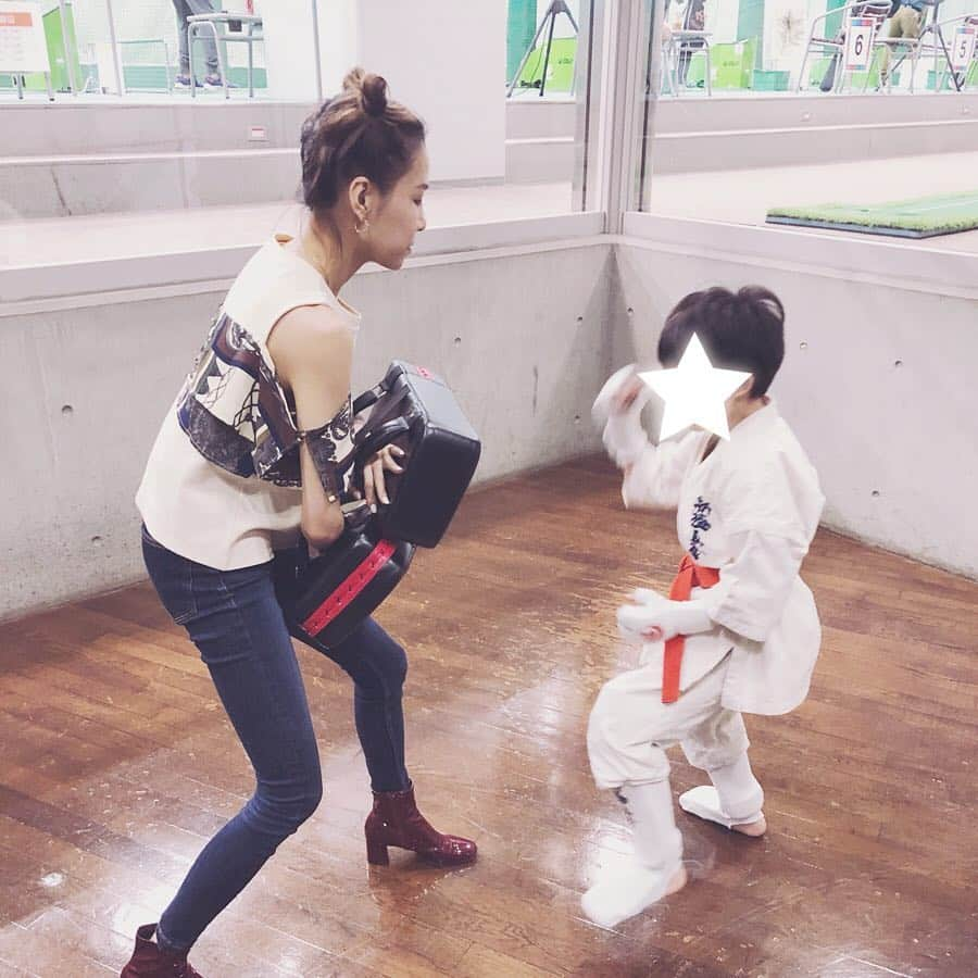 難波サキさんのインスタグラム写真 - (難波サキInstagram)「昨日は 空手初試合🥋#長文です Jにとっても 母にとっても 初めての チャレンジ。サポート力も重要！ ドキドキしてたけど もちろん1ミリも見せずに。 前日も 家で自主練 当日も朝に 軽く。 初試合は トーナメント戦でした。 負けたら 一試合目で敗退。 まさに ドラゴンボール天下一武道会☄️ ・ 初めての 試合で 本人も 「少し緊張する」と言ってたから 本人の緊張を和らげる事 モチベーションを上げる事 私のサポート次第で 結果は変わるなと…。 本人のモチベーションを上げるために 「Jは悟空で スーパーサイヤ人なんだよ！」 「悟空が戦う前に良く言うよね、 ワックワクするぞ！って 悟空になっちゃえ!」 そんな風 感じに モチベーションをサポート。 ・ 試合は 本当のライバルは 自分。 勝ち負け 結果が 全てではある。 自分との 戦い。結果が全てで厳しい世界。 でもね、初めてだから プレッシャーは かけたく 楽しんで欲しかった！ だから 笑顔で こう伝えた🍀 「勝ち負けだけが全てじゃないよ 初めての チャレンジに 意味があるんだよ」 ・ 会場に着いたら 緊張が増してるのに気づいて… 「リラックスして、今まで練習してきた事を 思いっきり全力で楽しみなさい」 と 伝えました。 もちろん 負けても チャレンジした事を 褒めてあげて 沢山ハグする事を決めてた✨ ・ ウォーミングアップは 私がミットを持ち エネルギー使いすぎない程度にミット打ち。 (険しい顔してますが…苦笑😅) そこは 真剣さも 大切に…。 ミット持つのも 外せば普通に アザできるくらい痛いくらい強い😂 試合開始直前は 黙想。 稽古の前後も 黙想があります。 本人がヤル気が出るから 試合前に聴きたい と言った曲。映画ドラゴンボールの主題歌。 三浦大知さんの 曲を イヤホンで聴き… いざ 待機場所へ🔥 ・ Jの順番が グループトーナメントの一番手… 初めてだらけだから 想像もつかないよね… これは 初試合で中々の緊張だなと母は心配になり。 ギリギリまで 側にいて 色んな言葉をかけ 試合開始。 ・ 周りの歓声 視線 場の空気が凄かった。 トーナメント1戦目は勝ちました。 トーナメント2回戦目 負けました。 2戦目は 会場の空気も アツアツで  私も圧倒されるくらいの 空気感。 場の空気に のまれることも経験できた。 全力で抱きしめて 初めての試合で勝てた事 チャレンジした事を褒めちぎりました🍀 ・ 顔見たら 泣いてた。悔しいと… 緊張したと… 私は 涙堪えた。悔しい気持ちとその涙は これから強くなっていく為に 必ず必要な経験。 とっても良い経験ができたと思います！ ・ 今回で沢山 学んだこと これから活かせよう。 空手を 習いだして良かったと 改めて思いました。 空手で学んでいく事は 大人になって これから成長して 色んな壁にぶつかっていく Jにとって 貴重な経験になるはず😊 努力して 勝つ喜び 努力して 負ける悔しさ。 親にとっても 空手から学ぶ事が沢山あります。 道場の 先生 仲間のみんなさん… 素晴らしい 環境に出会えた事に感謝です。 ・ 写真撮って 頂いたから データ もらったら また載せたいな✨ 長文 読んでくれてありがとう✨ #空手キッズ  #空手大会  #空手から学ぶこと #感謝 #ライバルは自分自身  #jさん_日記  #シンママライフ」4月30日 20時10分 - sakinanba