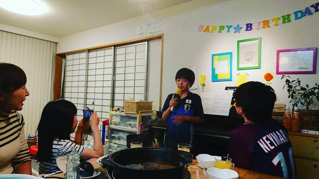 竹内弘一さんのインスタグラム写真 - (竹内弘一Instagram)「平成最後の日に４２歳の誕生日を迎えました。 まさか自分の誕生日の日に平成が終わるなんて想像もしていませんでした。 また、きょうはラジオの生放送もあってリスナーのみなさまやスタッフからたくさんお祝いをしていただき SNSでも本当にたくさんのメッセージを頂戴して感謝という一言ではあらわせないほどうれしくあたたかい気持ちになりました。 歳を重ねてたくさんの方とご縁をいただき今の自分を作っていただきました。自分にできることから少しずつでもご恩返しをしていきたいと数年前からキャスター・パーソナリティーの枠を超えてさまざまなお手伝いをさせていただいています。 今年度は長男が通う小中学校のPTAの会長も拝命しスケジュールはレインボーカラーでびっしり埋まっています。 社会人人生２０年目に入りましたが これまでは仕事漬け人生で、仕事のために生きてきました。 ことしは後厄で、人間ドックで異常が見つかり「がん」かもしれないといわれたとき、結果が出るまでの１週間本当にいろんなことを考えました。(結果、なんの異常もなく健康体そのものでした。ご心配をおかけした皆様、失礼しました。) これからの人生は 「みなさんに幸せになっていただくためのお手伝いをさせていただく。」 これを自分の幸せとして生きていきたいと思います。 これまでも「京都のみなさまのために」とか「地域のお役に立てるように」などと 申し上げてきましたが、 生きている間で関われる人数は限られています。 私が今まで名刺を交換した人は約１万人。仕事以外のつながりいれても１万数千人。このあとの人生、同じペースで知り合ってもその倍程度しかご縁をいただけません。 ご縁をいただいた方々の幸せのお手伝いをする。 そのことで、直接はお会いできない人にも少しずつでもお役に立てるのではと考えます。  社会の最小単位は、家族です。 やはり家族との時間は最も大切です。 平成最後の晩ごはん。誕生日パーティーは私の希望で「家族でピーラー鍋」にしてもらいました。 「家で鍋」最高の時間です。 これからは仕事をセーブしてでも 大切な人との時間を優先していきたいと思います。 残された時間は有限ですから。 (仕事をおろそかにするわけでは決してありません) 自分が費やす時間の優先順位をしっかり決めていきます。  この世に私を生み出してくれた両親に感謝します。  明日からは新しい時代「令和」ですね。 どんな時代になるのか希望と不安が入り混じりますが、 みなさんで一緒に次の時代へ行きましょう！  そして、竹内弘一もそのお仲間に加えていただければ幸いです。 私にお手伝いできることがありましたらなんでもご用命ください。  平成最後にみなさまへの感謝と 令和を生きる誓いを込めて。  竹内弘一」4月30日 20時10分 - takeuchi_koichi