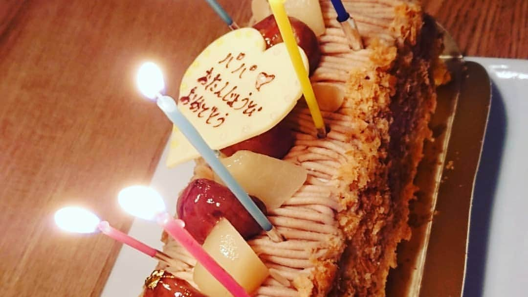 竹内弘一さんのインスタグラム写真 - (竹内弘一Instagram)「平成最後の日に４２歳の誕生日を迎えました。 まさか自分の誕生日の日に平成が終わるなんて想像もしていませんでした。 また、きょうはラジオの生放送もあってリスナーのみなさまやスタッフからたくさんお祝いをしていただき SNSでも本当にたくさんのメッセージを頂戴して感謝という一言ではあらわせないほどうれしくあたたかい気持ちになりました。 歳を重ねてたくさんの方とご縁をいただき今の自分を作っていただきました。自分にできることから少しずつでもご恩返しをしていきたいと数年前からキャスター・パーソナリティーの枠を超えてさまざまなお手伝いをさせていただいています。 今年度は長男が通う小中学校のPTAの会長も拝命しスケジュールはレインボーカラーでびっしり埋まっています。 社会人人生２０年目に入りましたが これまでは仕事漬け人生で、仕事のために生きてきました。 ことしは後厄で、人間ドックで異常が見つかり「がん」かもしれないといわれたとき、結果が出るまでの１週間本当にいろんなことを考えました。(結果、なんの異常もなく健康体そのものでした。ご心配をおかけした皆様、失礼しました。) これからの人生は 「みなさんに幸せになっていただくためのお手伝いをさせていただく。」 これを自分の幸せとして生きていきたいと思います。 これまでも「京都のみなさまのために」とか「地域のお役に立てるように」などと 申し上げてきましたが、 生きている間で関われる人数は限られています。 私が今まで名刺を交換した人は約１万人。仕事以外のつながりいれても１万数千人。このあとの人生、同じペースで知り合ってもその倍程度しかご縁をいただけません。 ご縁をいただいた方々の幸せのお手伝いをする。 そのことで、直接はお会いできない人にも少しずつでもお役に立てるのではと考えます。  社会の最小単位は、家族です。 やはり家族との時間は最も大切です。 平成最後の晩ごはん。誕生日パーティーは私の希望で「家族でピーラー鍋」にしてもらいました。 「家で鍋」最高の時間です。 これからは仕事をセーブしてでも 大切な人との時間を優先していきたいと思います。 残された時間は有限ですから。 (仕事をおろそかにするわけでは決してありません) 自分が費やす時間の優先順位をしっかり決めていきます。  この世に私を生み出してくれた両親に感謝します。  明日からは新しい時代「令和」ですね。 どんな時代になるのか希望と不安が入り混じりますが、 みなさんで一緒に次の時代へ行きましょう！  そして、竹内弘一もそのお仲間に加えていただければ幸いです。 私にお手伝いできることがありましたらなんでもご用命ください。  平成最後にみなさまへの感謝と 令和を生きる誓いを込めて。  竹内弘一」4月30日 20時10分 - takeuchi_koichi