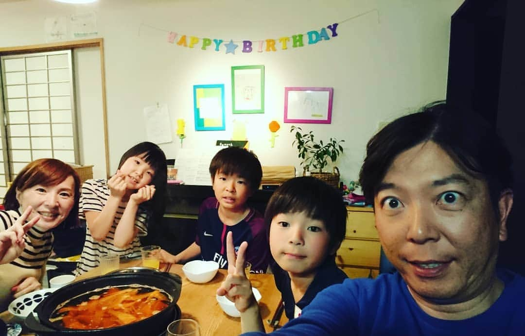 竹内弘一さんのインスタグラム写真 - (竹内弘一Instagram)「平成最後の日に４２歳の誕生日を迎えました。 まさか自分の誕生日の日に平成が終わるなんて想像もしていませんでした。 また、きょうはラジオの生放送もあってリスナーのみなさまやスタッフからたくさんお祝いをしていただき SNSでも本当にたくさんのメッセージを頂戴して感謝という一言ではあらわせないほどうれしくあたたかい気持ちになりました。 歳を重ねてたくさんの方とご縁をいただき今の自分を作っていただきました。自分にできることから少しずつでもご恩返しをしていきたいと数年前からキャスター・パーソナリティーの枠を超えてさまざまなお手伝いをさせていただいています。 今年度は長男が通う小中学校のPTAの会長も拝命しスケジュールはレインボーカラーでびっしり埋まっています。 社会人人生２０年目に入りましたが これまでは仕事漬け人生で、仕事のために生きてきました。 ことしは後厄で、人間ドックで異常が見つかり「がん」かもしれないといわれたとき、結果が出るまでの１週間本当にいろんなことを考えました。(結果、なんの異常もなく健康体そのものでした。ご心配をおかけした皆様、失礼しました。) これからの人生は 「みなさんに幸せになっていただくためのお手伝いをさせていただく。」 これを自分の幸せとして生きていきたいと思います。 これまでも「京都のみなさまのために」とか「地域のお役に立てるように」などと 申し上げてきましたが、 生きている間で関われる人数は限られています。 私が今まで名刺を交換した人は約１万人。仕事以外のつながりいれても１万数千人。このあとの人生、同じペースで知り合ってもその倍程度しかご縁をいただけません。 ご縁をいただいた方々の幸せのお手伝いをする。 そのことで、直接はお会いできない人にも少しずつでもお役に立てるのではと考えます。  社会の最小単位は、家族です。 やはり家族との時間は最も大切です。 平成最後の晩ごはん。誕生日パーティーは私の希望で「家族でピーラー鍋」にしてもらいました。 「家で鍋」最高の時間です。 これからは仕事をセーブしてでも 大切な人との時間を優先していきたいと思います。 残された時間は有限ですから。 (仕事をおろそかにするわけでは決してありません) 自分が費やす時間の優先順位をしっかり決めていきます。  この世に私を生み出してくれた両親に感謝します。  明日からは新しい時代「令和」ですね。 どんな時代になるのか希望と不安が入り混じりますが、 みなさんで一緒に次の時代へ行きましょう！  そして、竹内弘一もそのお仲間に加えていただければ幸いです。 私にお手伝いできることがありましたらなんでもご用命ください。  平成最後にみなさまへの感謝と 令和を生きる誓いを込めて。  竹内弘一」4月30日 20時10分 - takeuchi_koichi