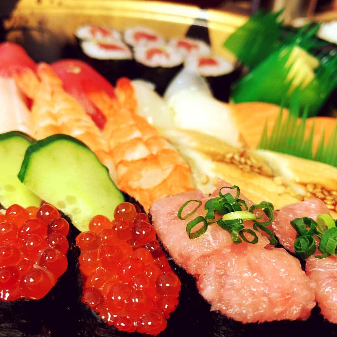 鯖のインスタグラム：「平成最後の晩御飯は寿司！！！！わーーーーい！！」