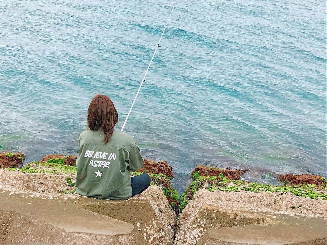 門脇佳奈子さんのインスタグラム写真 - (門脇佳奈子Instagram)「⭐️ 貝がお尻に刺さって痛かったよ。 でも釣りの楽しさの方が勝ったよ。 * * * #釣り #釣りガール #沖縄の思い出 #ひっぱりすぎ」4月30日 20時24分 - kanakoofficial