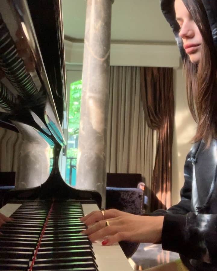 ソニア・ベン・アンマーのインスタグラム：「Keep this melody locked away in the back of your brain ✨🔐」