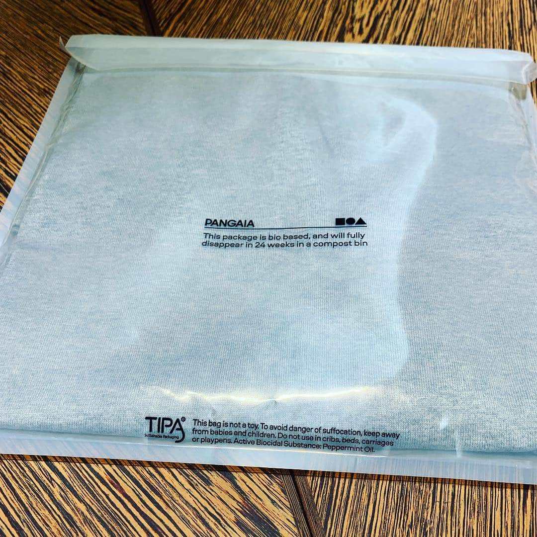 ミロスラヴァ・デュマさんのインスタグラム写真 - (ミロスラヴァ・デュマInstagram)「More @thepangaia deliveries 📦 in 100% compostable plastic packaging, which fully disappears after 24 weeks in a compost bin. Instead of the 200-1000 years it takes conventional plastic to go anywhere in a landfill. 🖤 @earlgreyj」4月30日 20時20分 - miraduma