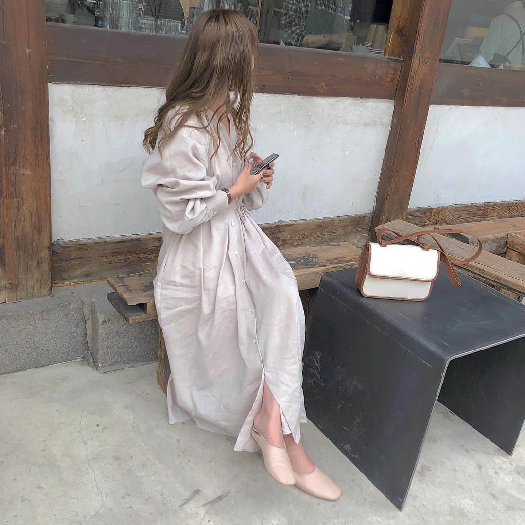 saanaaeのインスタグラム：「3way linenOP𓂃𓂃𓂋  何ヶ月も前からあたためてきた NUEオリジナルがようやく✍🏻 生地がほんとに妥協できなくて 何度も何度も作り直した思い入れのあるNUEmadeです😭♡ なつにも羽織れるように ガシガシしたlinen特有の素材感をなくすために加工によって生地のふくらみと柔らかさを出して 抜け感の出る袖のもたつきやデコルテの開き具合も計算してつくりました✔︎ そして実は... 今回のOPに合った、納得のできる生地が 日本でしか製造できなくて😢✨ こちらのOPはNUE初のjapan madeとなります.  もちろんNUEでは韓国製でも中国製でも 生地や製造には自信を持ってオススメできるものしか バイイングしていないので、 今回特別に日本製に拘ったわけではありません  だけど今回のOPの拘りのlinenを表現するために、 行き着く先が日本の工場で、 拘りの上で選択した生地が 日本でしか表現できないものでした✍🏻 バイイングももちろん大好きだけど モノづくりもさいっこうに楽しいと感じた瞬間😭💕 (感無量💭  モノづくりの裏側にはたくさんの思いがあるのですが これ以上語ると長くなるのでやめとくね(すでに熱め💭  とにかく♡ とってもオススメのopに仕上がったので たくさんの方に見ていただけると嬉しく思います🥰🥰 (やっぱり語ると長いね笑  #なつNUEオリジナルは2日から販売開始です #NUEbyas」